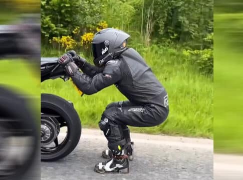 Locura máxima: A casi 260 km/h, arrastrando los pies, colgado de su moto y batiendo un récord