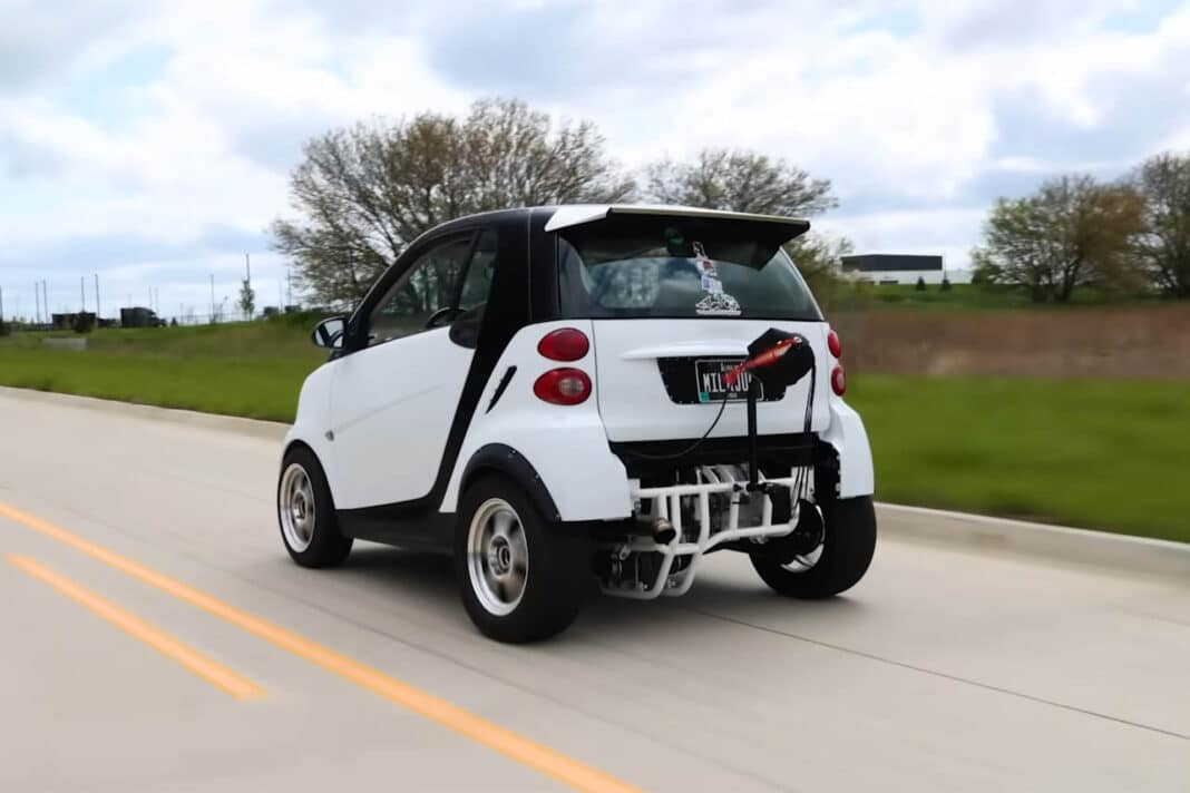 ¿Quieres un Smart con 400 CV? ¡Ponle el motor de una Hayabusa!