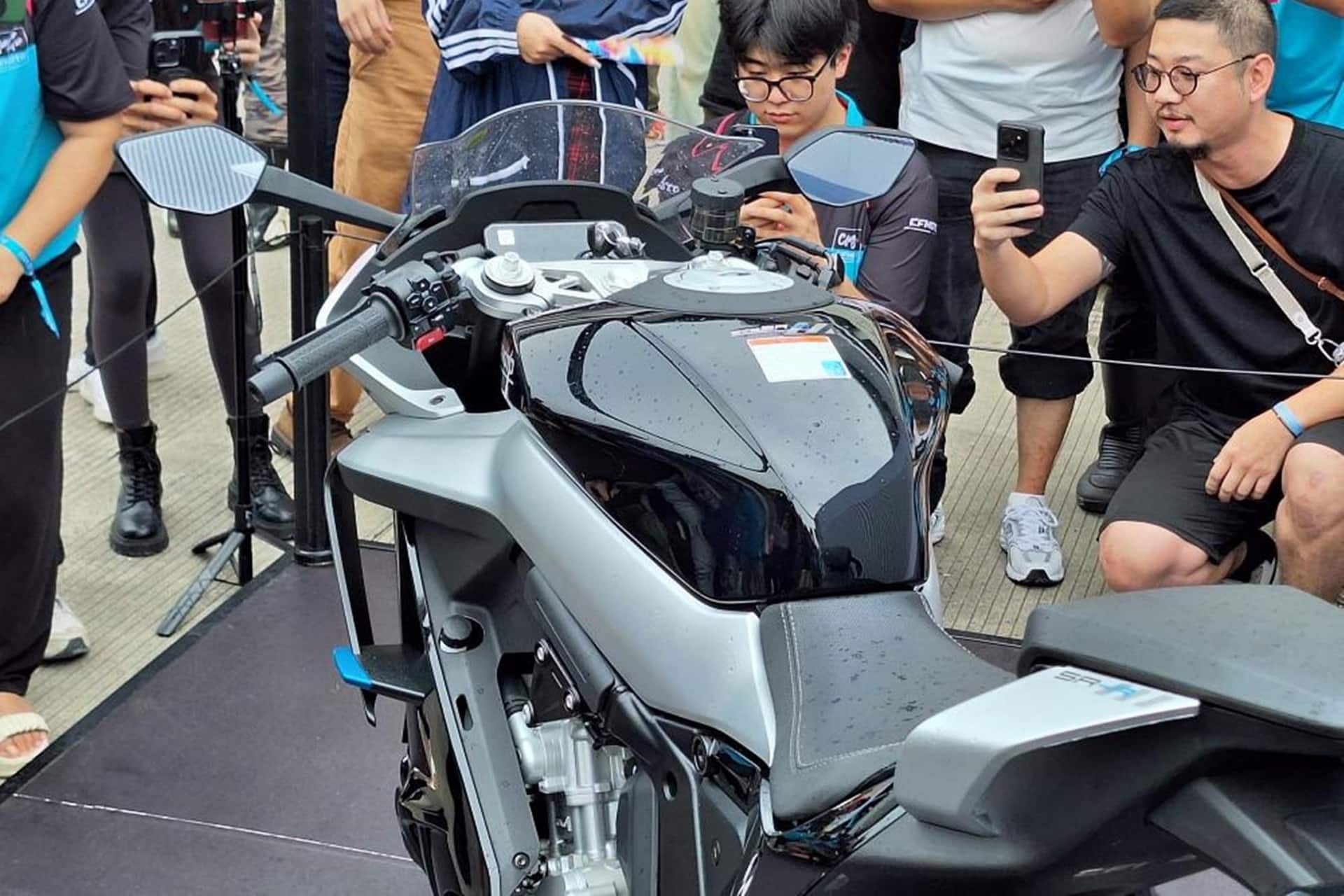 CFMoto muestra la versión final de la nueva 675SR-R durante la celebración del CFMOTO Day