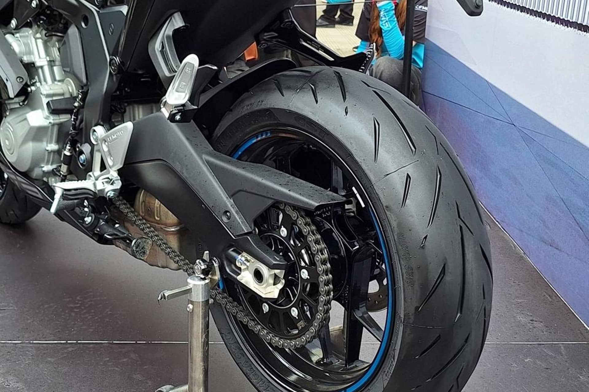 CFMoto muestra la versión final de la nueva 675SR-R durante la celebración del CFMOTO Day