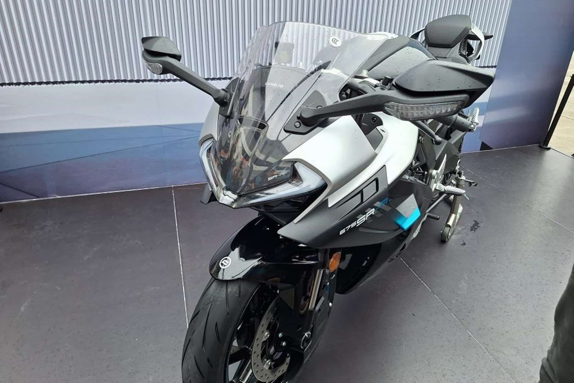 CFMoto muestra la versión final de la nueva 675SR-R durante la celebración del CFMOTO Day