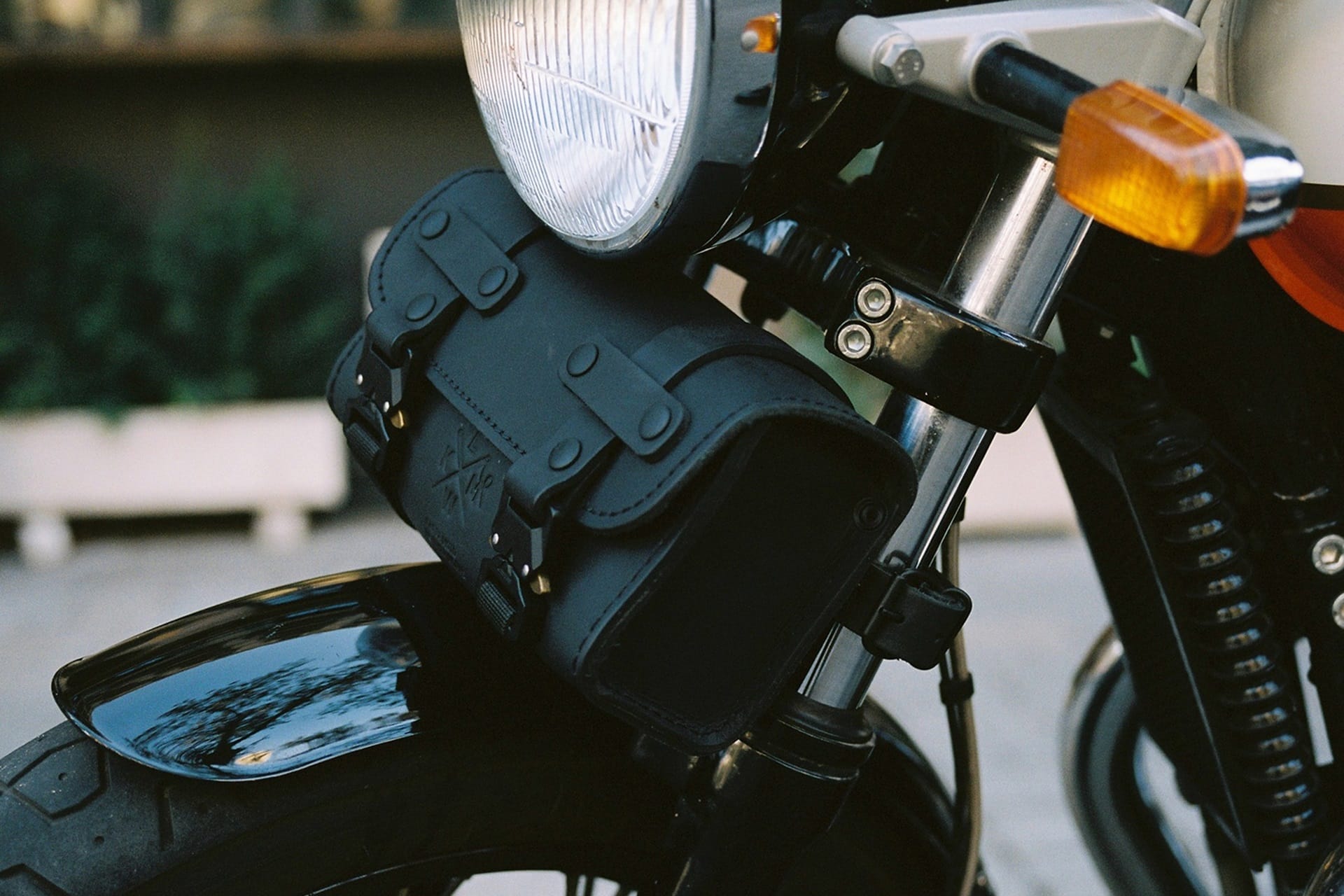 La gama de accesorios Leather Works de Kappa viste de estilo a la Royal Enfield Interceptor