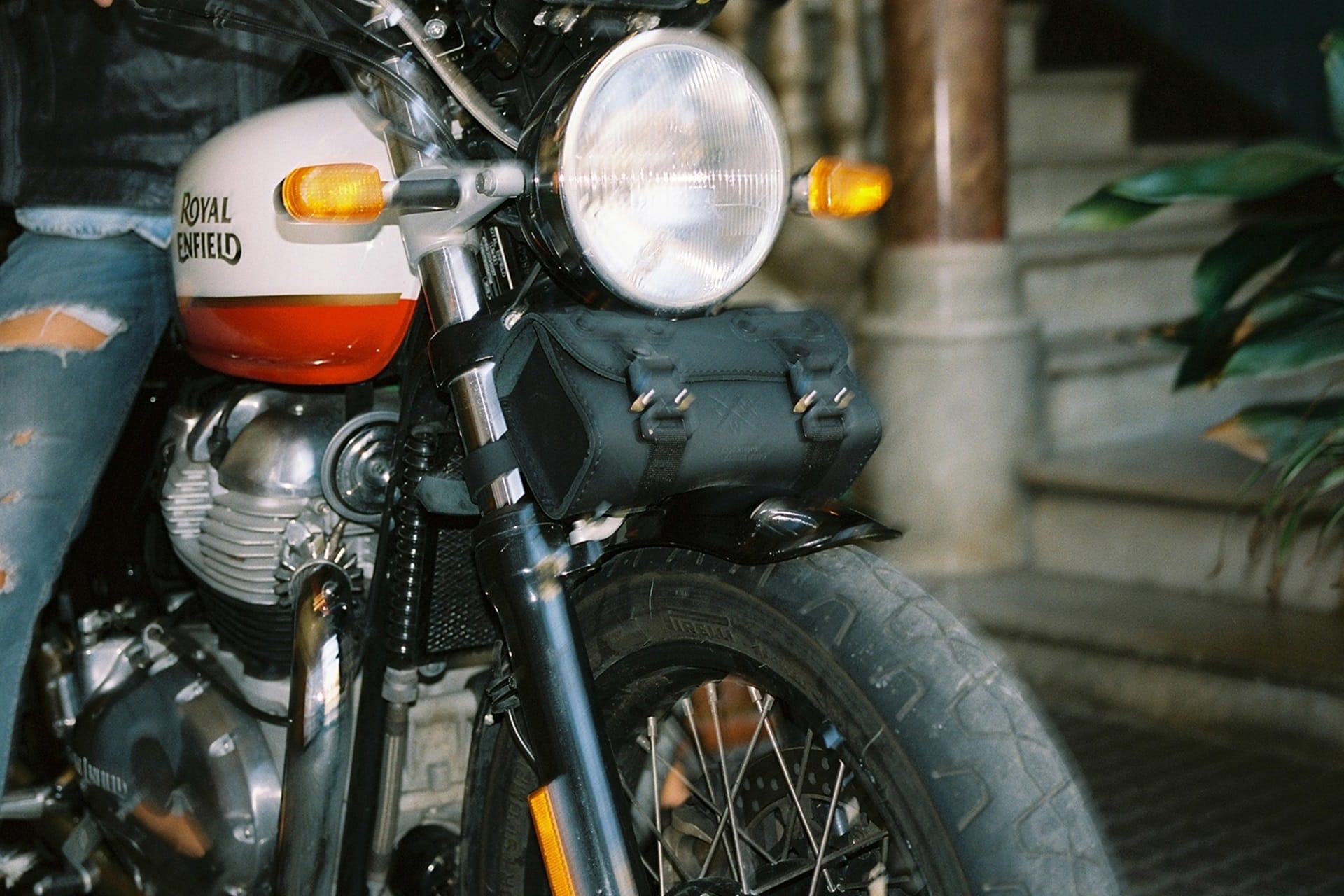 La gama de accesorios Leather Works de Kappa viste de estilo a la Royal Enfield Interceptor