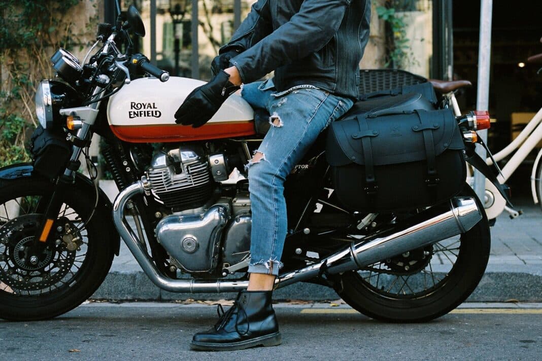 La gama de accesorios Leather Works de Kappa viste de estilo a la Royal Enfield Interceptor