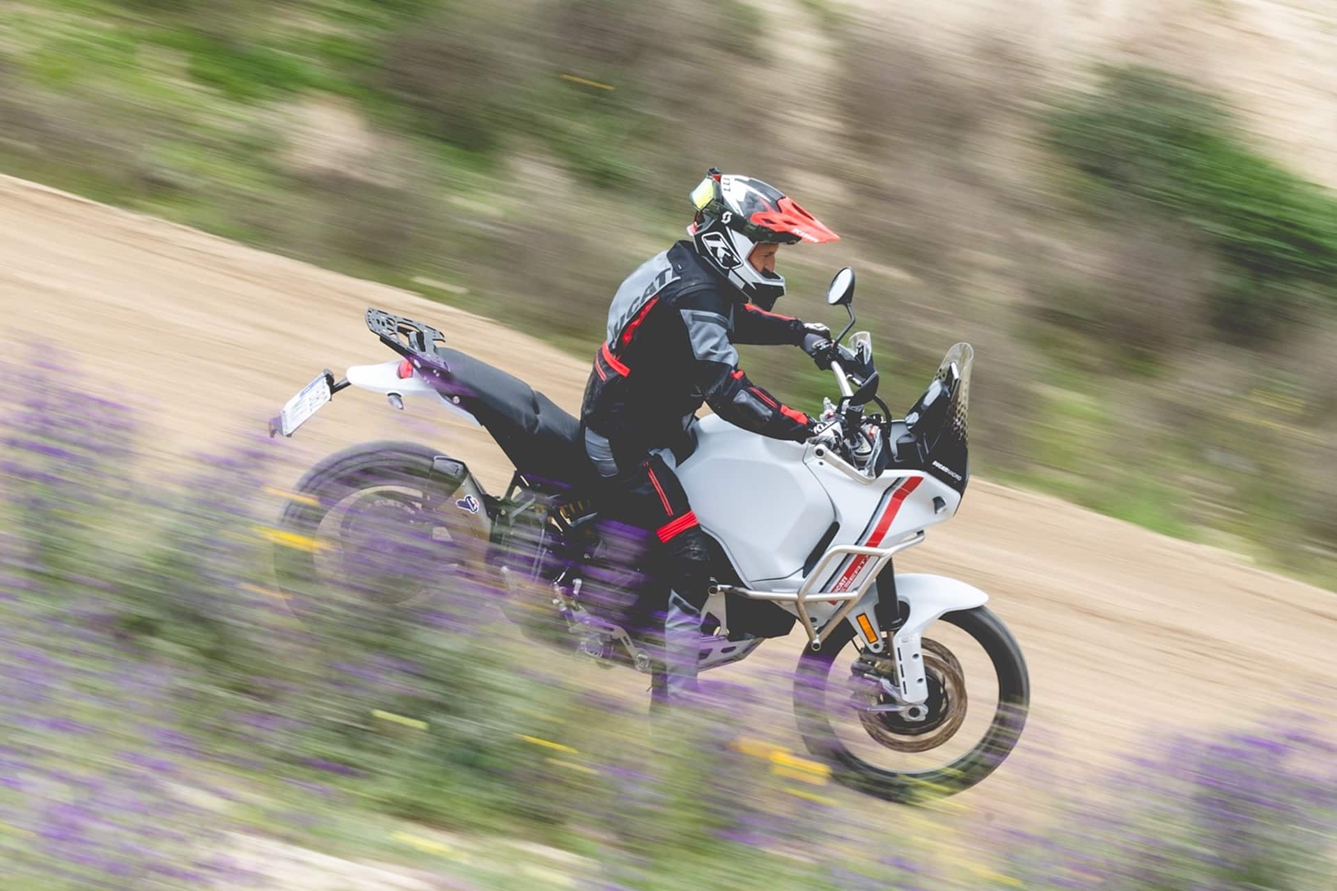 Charly Sinewan refuerza su colaboración con Ducati estrenando una DesertX Rally