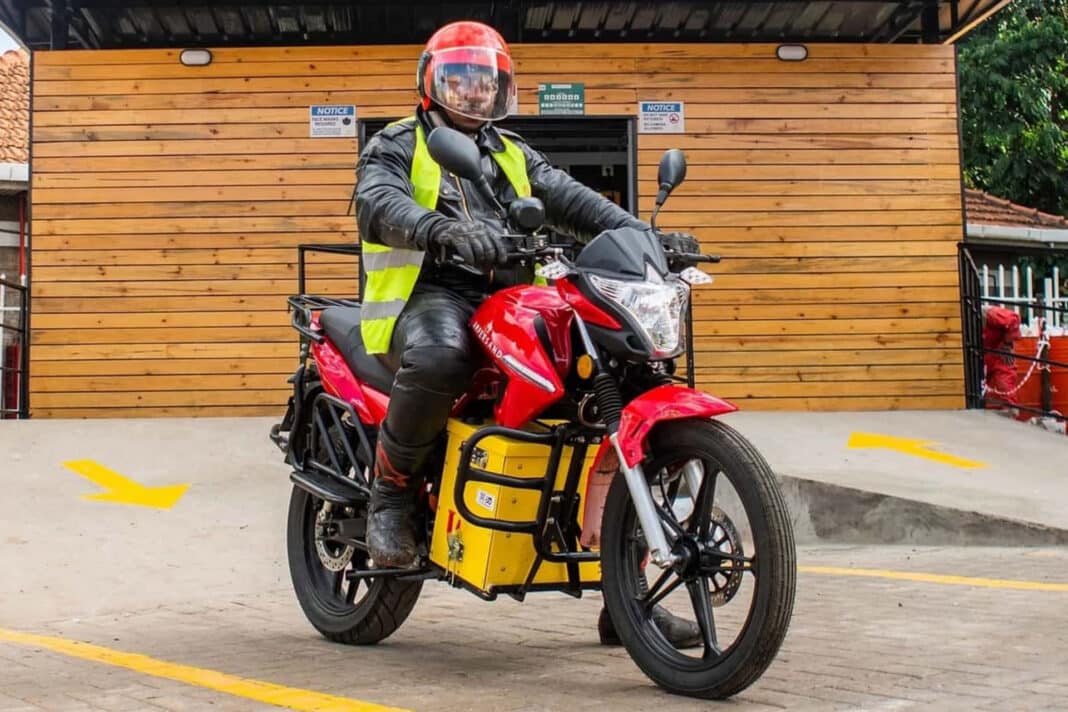 Motos africanas, baterías chinas, movilidad sostenible