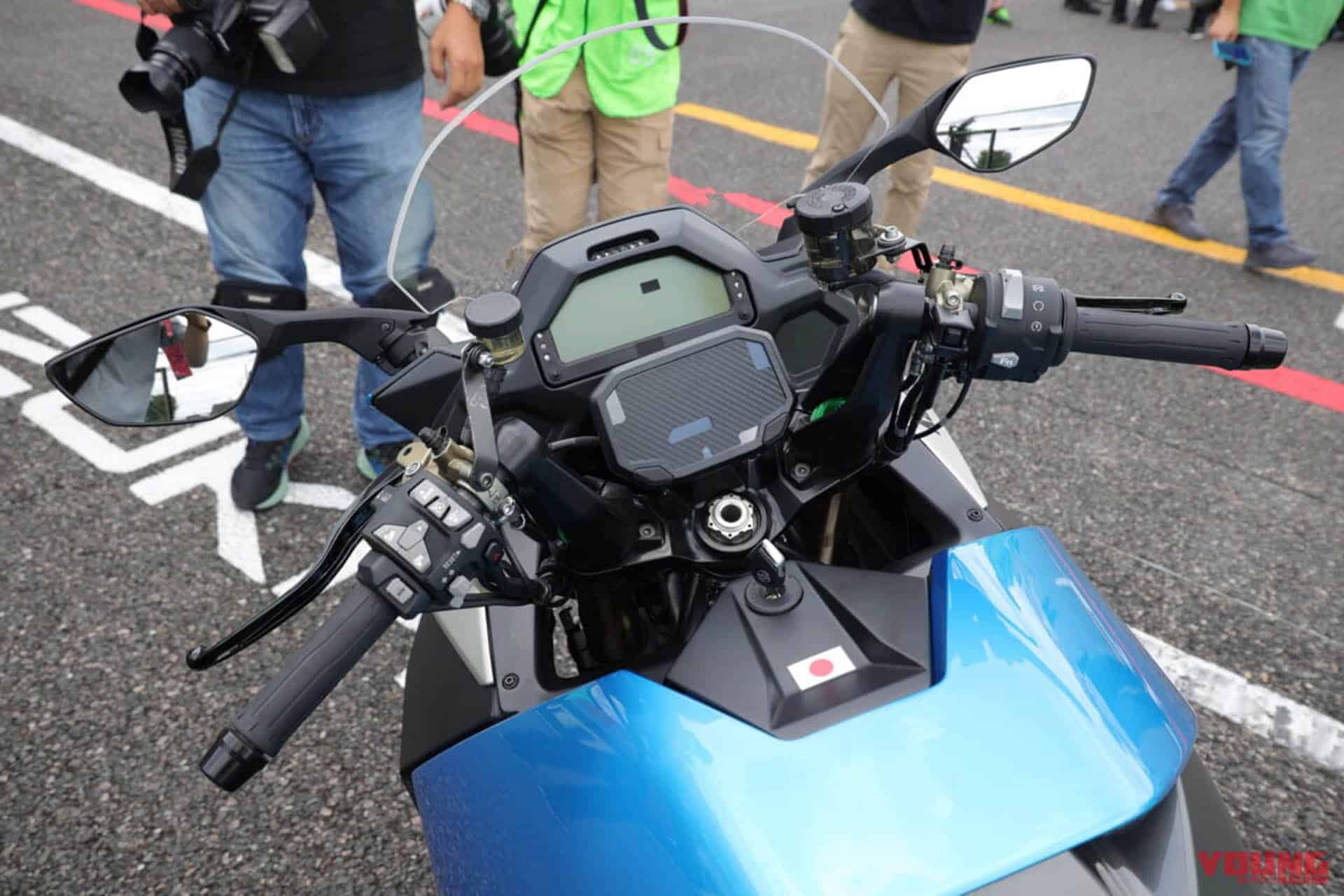 En los mandos no encontramos nada diferente a una moto nromal