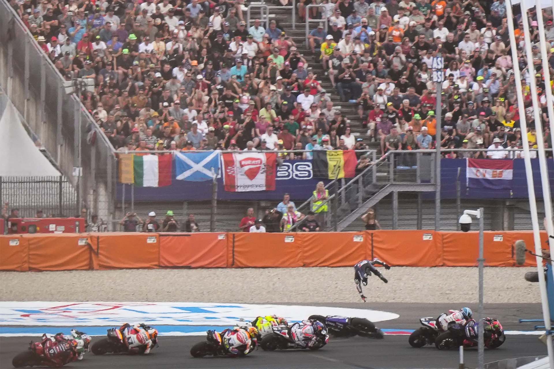La caída de Álex Rins fue espectacular