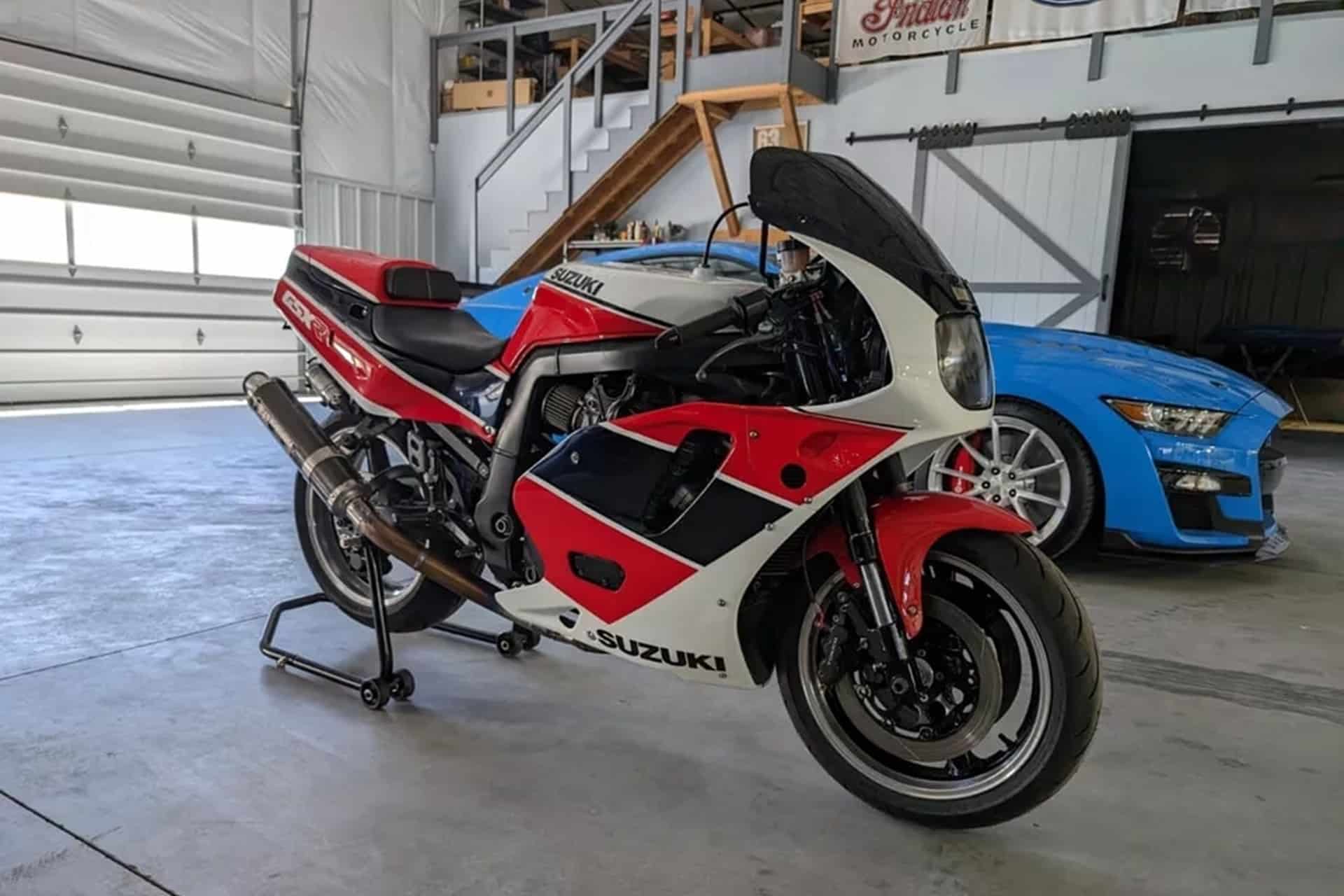 Esta preparación"7/11", sobre una Suzuki GSX-R750 noventera, subirá las pulsaciones de los amantes de las Old School