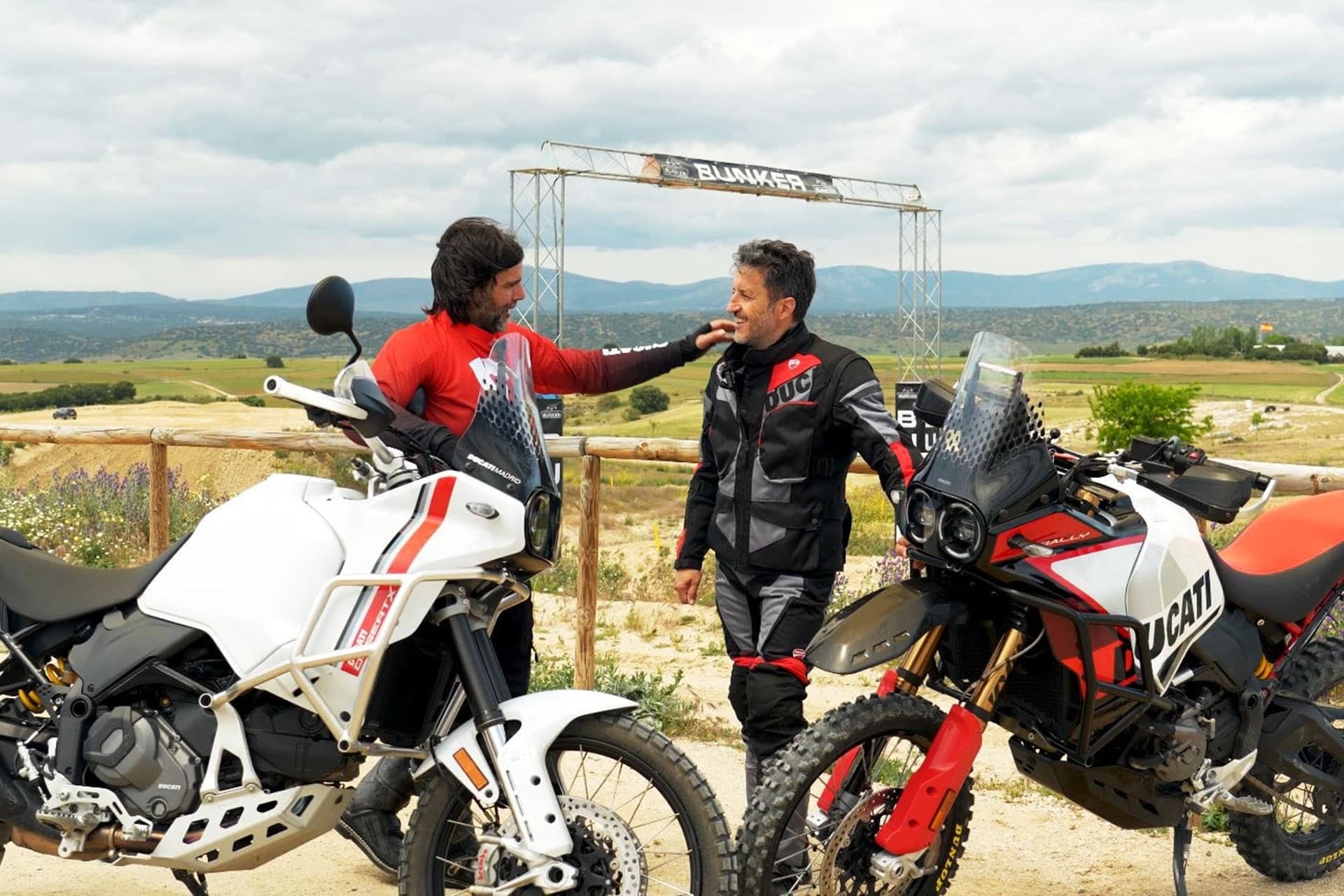 Charly Sinewan refuerza su colaboración con Ducati estrenando una DesertX Rally