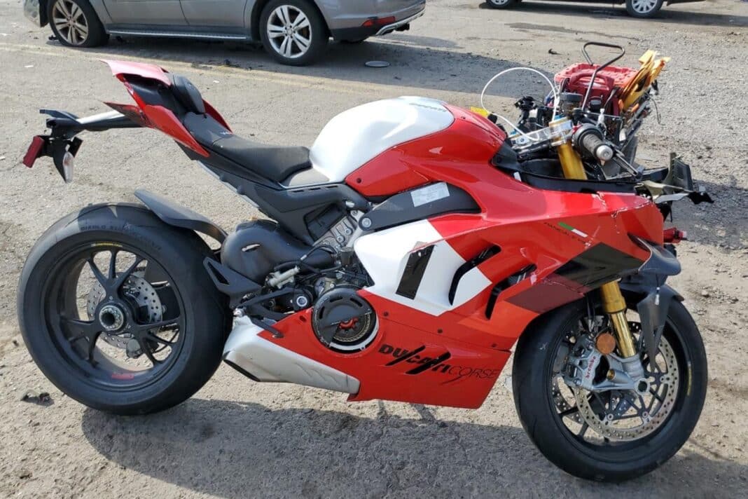 Puedes comprarte una Ducati V4R por mucho menos de lo que imaginas, pero tiene truco