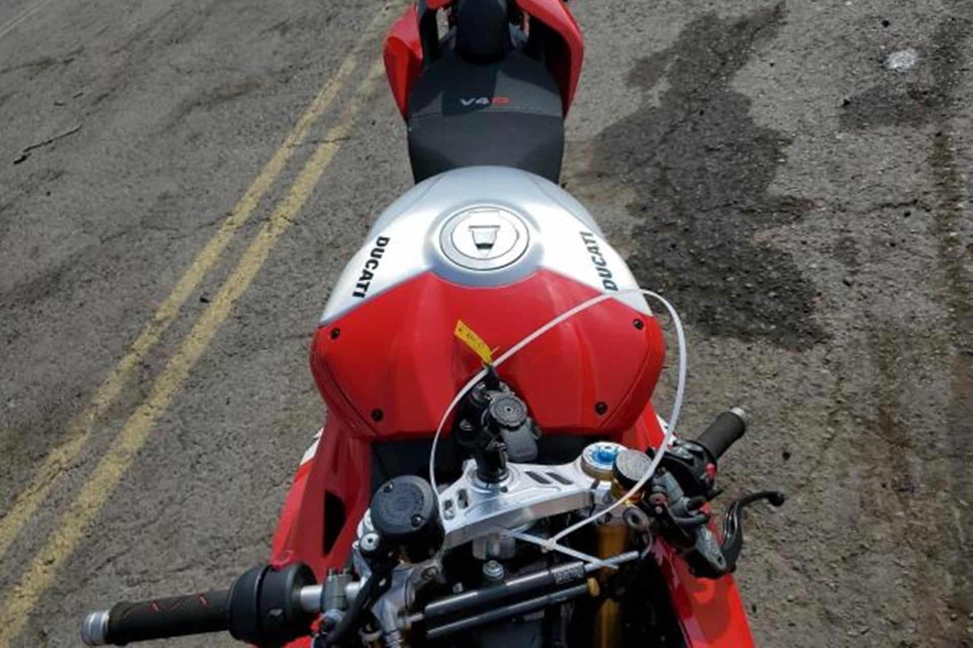 Puedes comprarte una Ducati V4R por mucho menos de lo que imaginas, pero tiene truco