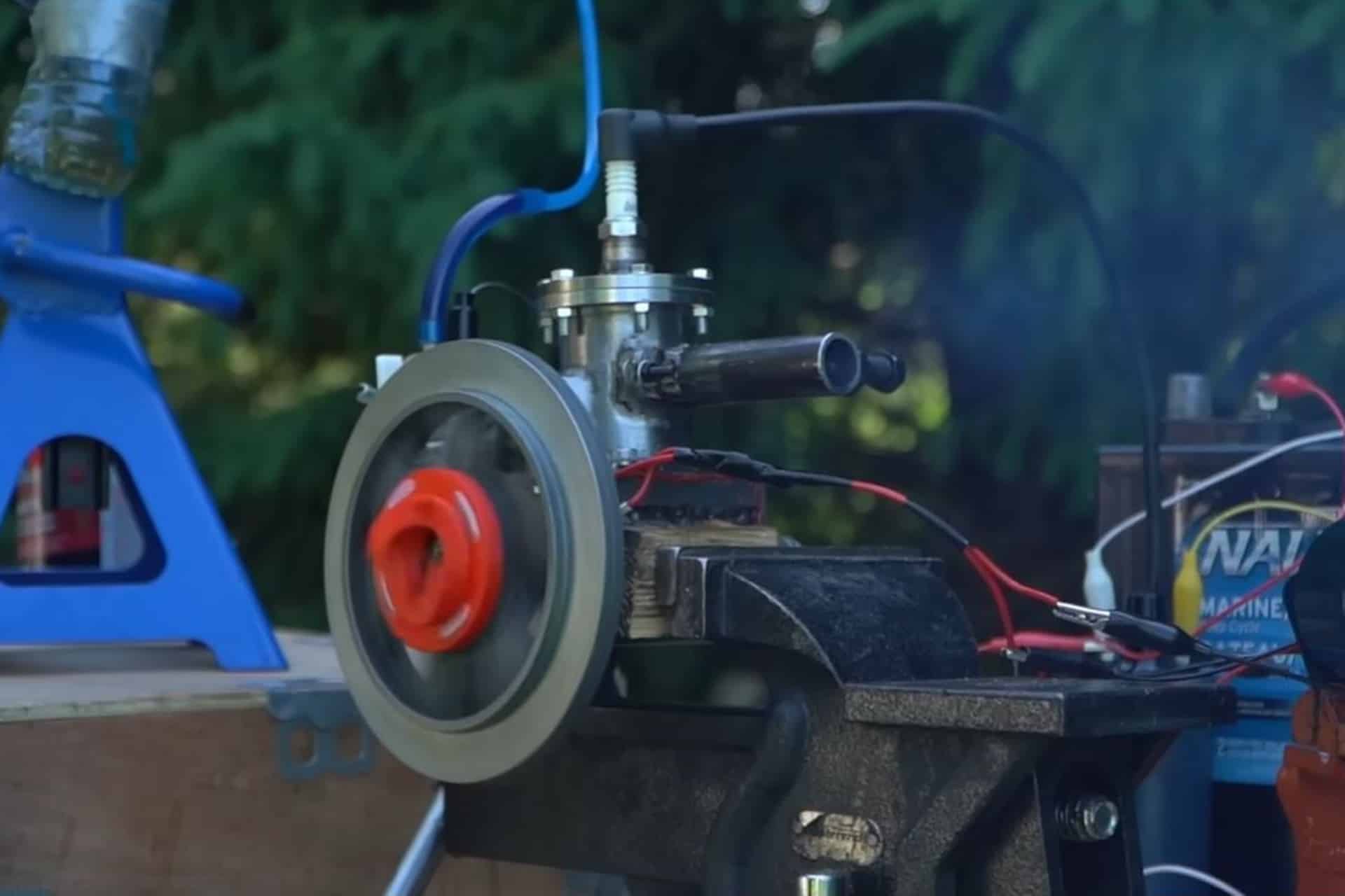 "Manitas" a la vista: Construye un motor 2T con piezas de ferretería