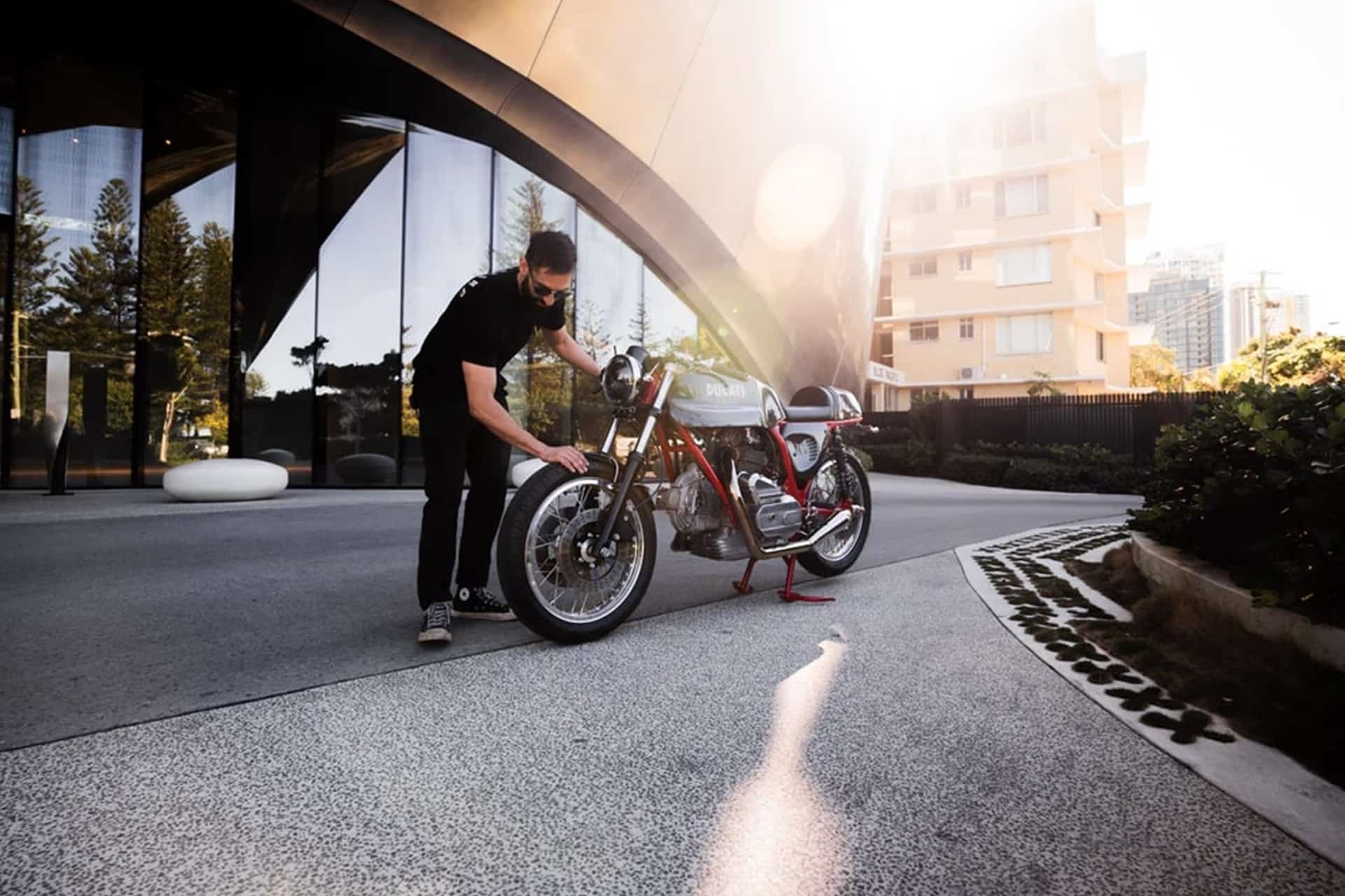 Ducati 900SS de 1984 by Purpose Built Moto: “Café Racer al carbono”