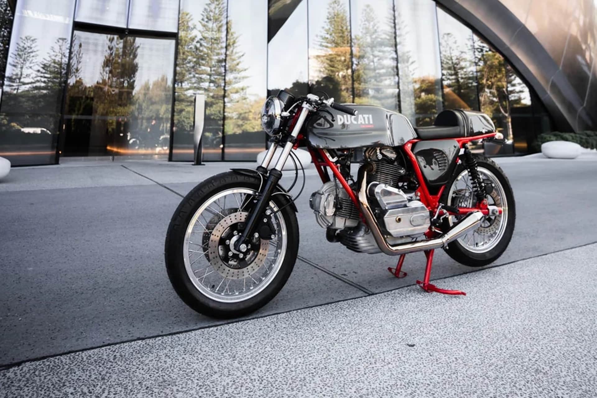 Ducati 900SS de 1984 by Purpose Built Moto: “Café Racer al carbono”