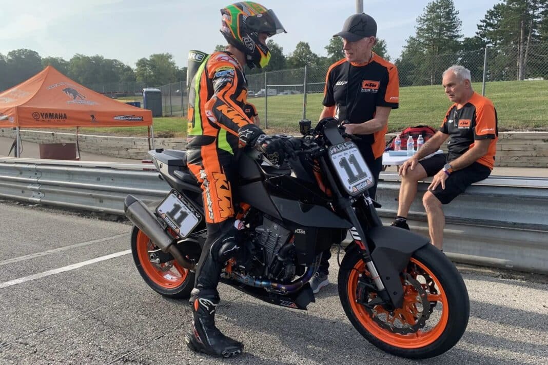 El prototipo de la futura 990 Duke R 2025 se deja ver compitiendo en el MotoAmerica Super Hooligans
