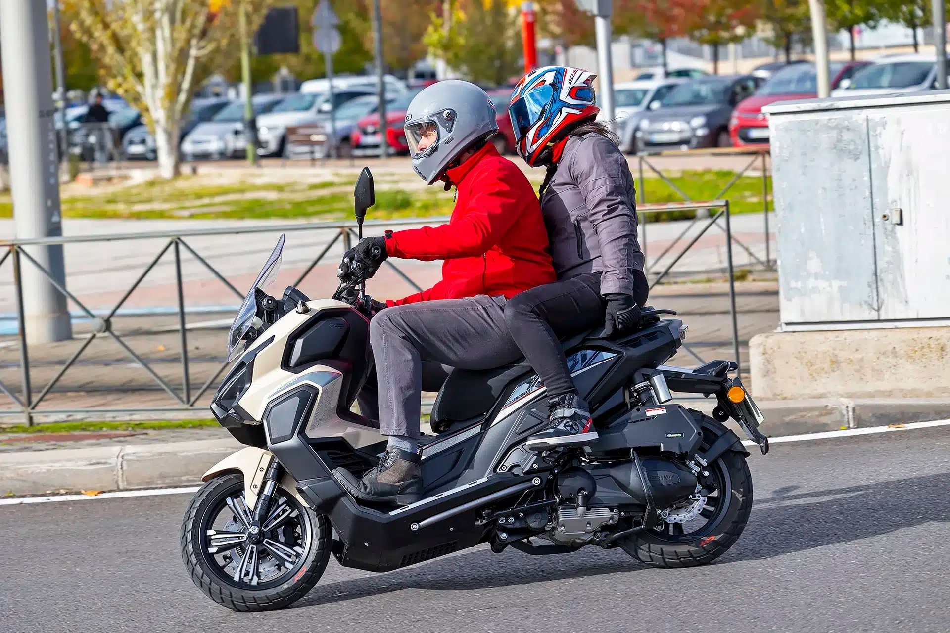 Hombre, más de 10 años de carné y moto de 125 cc con más de 10 años. Así es el conductor de moto español