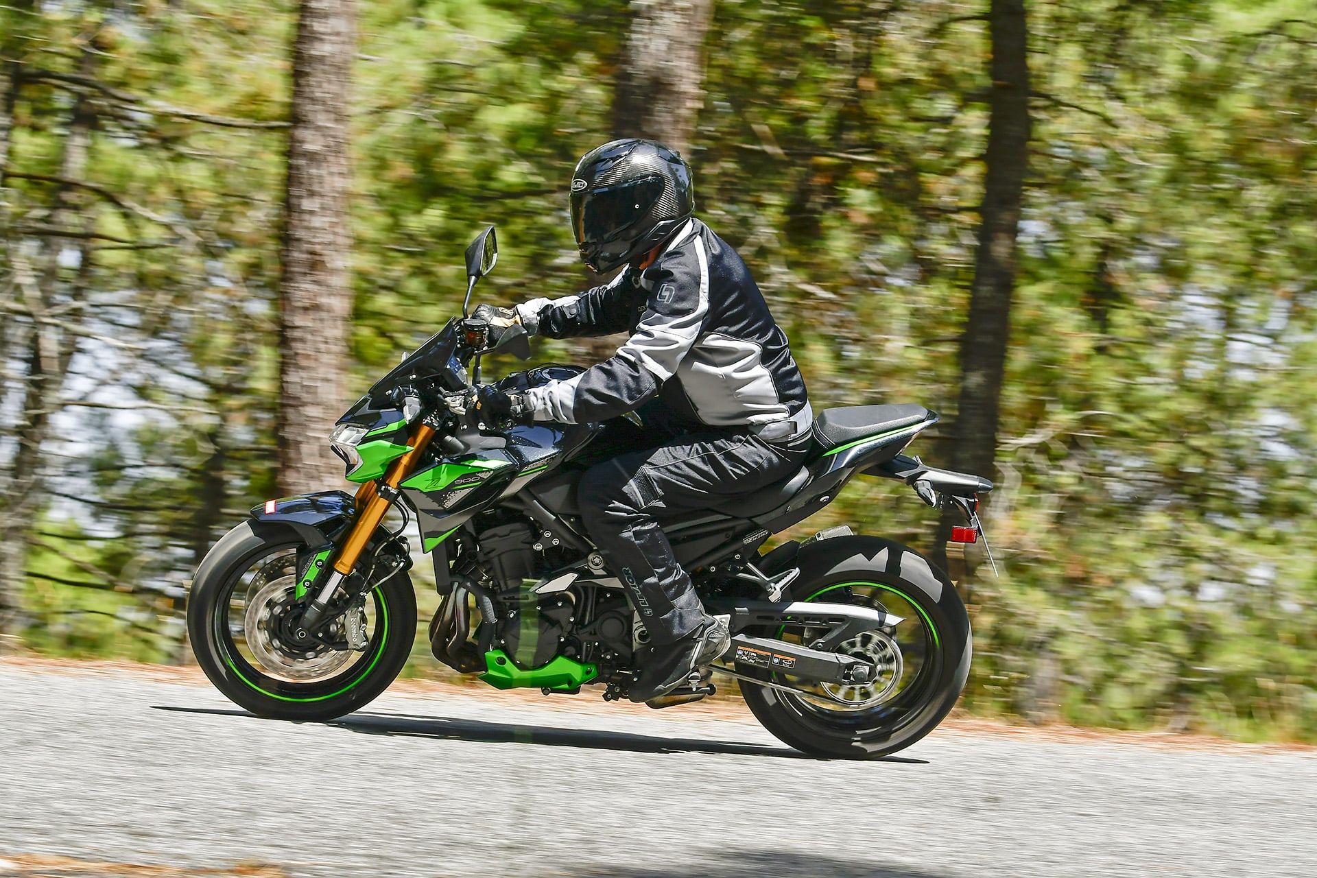 Comparativa Yamaha MT-09 vs Kawasaki Z900 SE