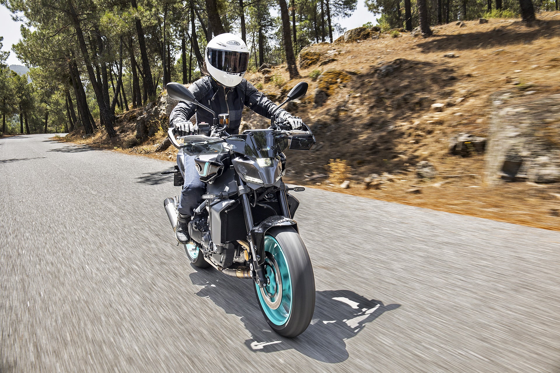 Comparativa Yamaha MT-09 vs Kawasaki Z900 SE