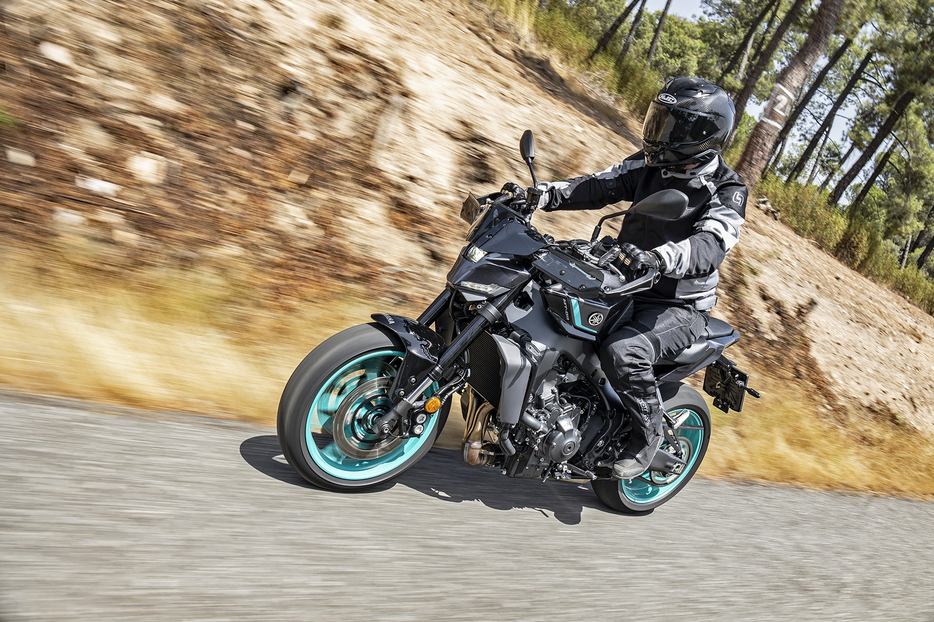 Comparativa Yamaha MT-09 vs Kawasaki Z900 SE