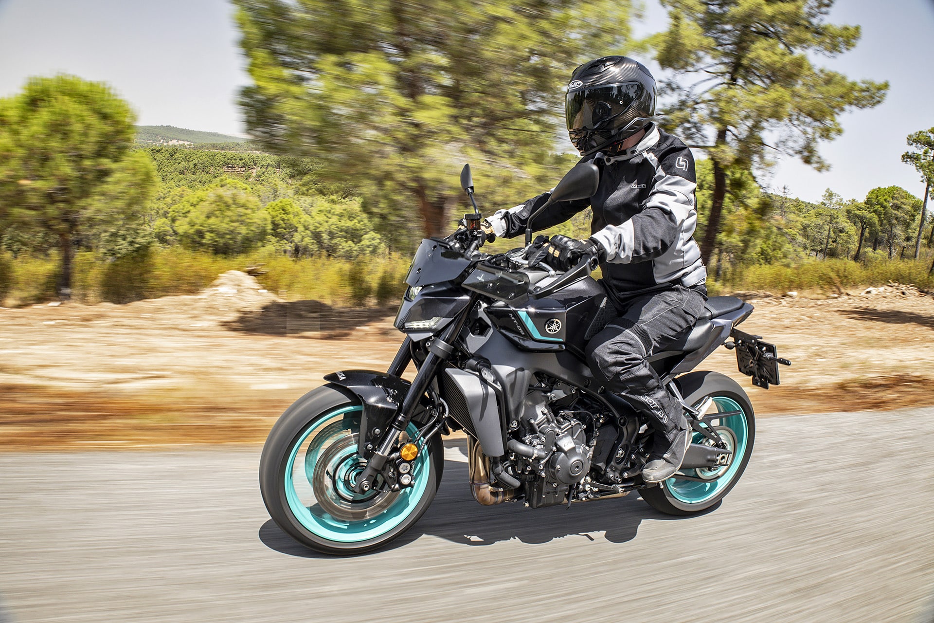Comparativa Yamaha MT-09 vs Kawasaki Z900 SE
