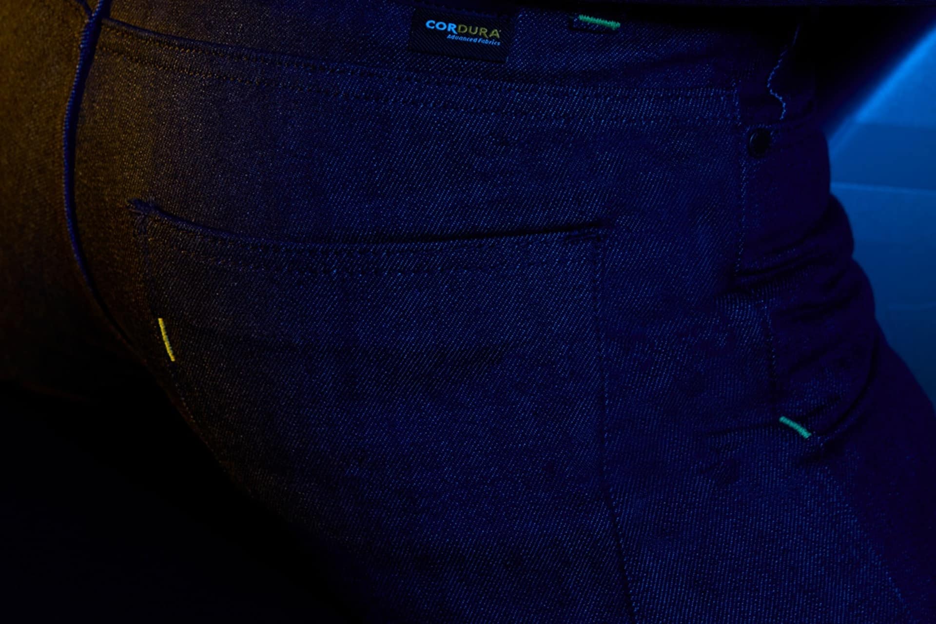 SPIDI J-Carver: Los vaqueros de diseño minimalista y versátil de corte slim