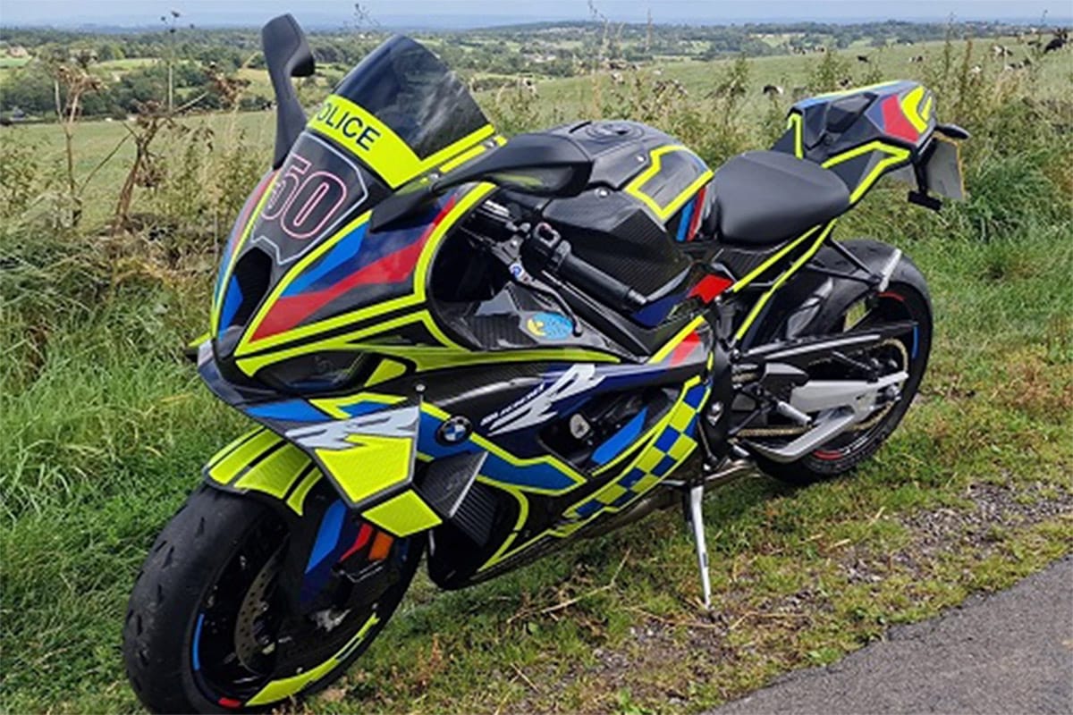 Patrullar con una BMW M1000RR: así promueve la policía de North Yorkshire la seguridad vial
