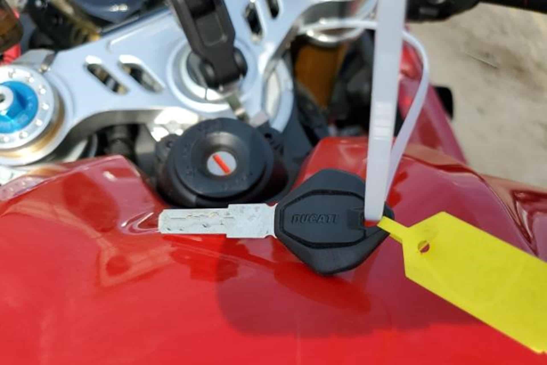 Puedes comprarte una Ducati V4R por mucho menos de lo que imaginas, pero tiene truco