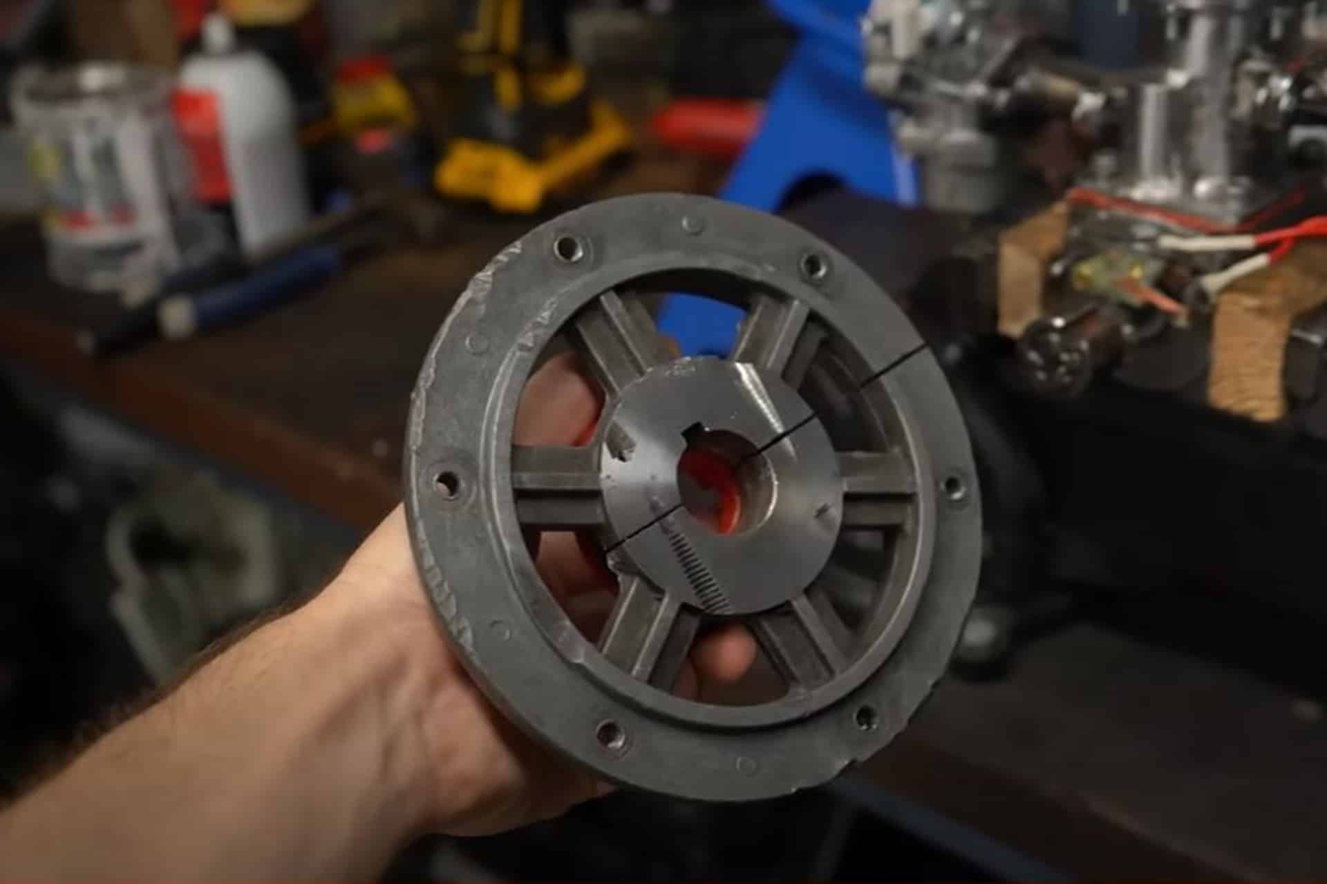 "Manitas" a la vista: Construye un motor 2T con piezas de ferretería