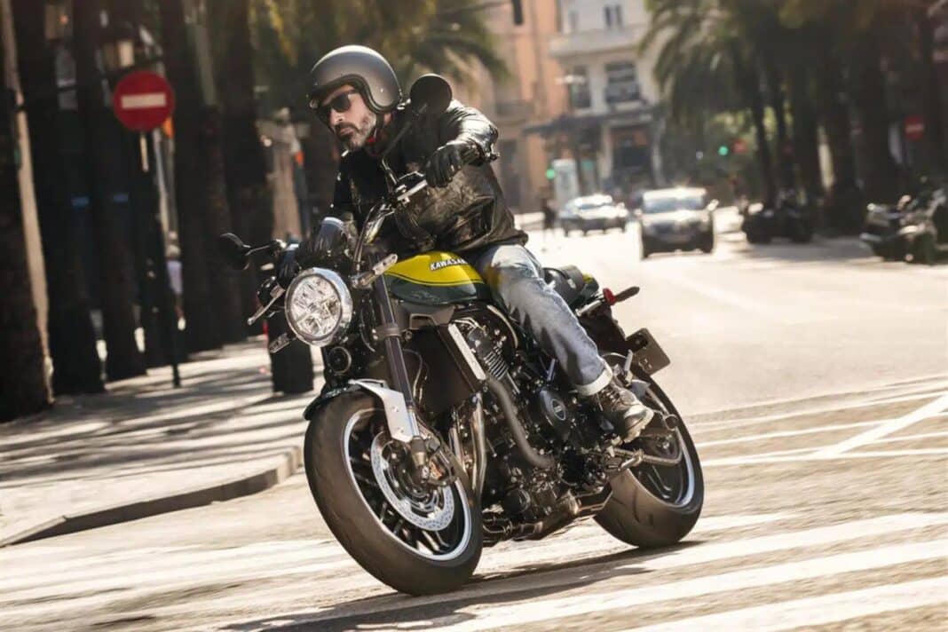 Hombre, más de 10 años de carné y moto de 125 cc con más de 10 años. Así es el conductor de moto español