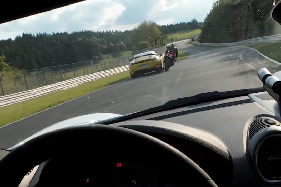 Al borde del desastre en Nürburgring: un Porsche roza a una Ducati ¿De quién es la culpa?