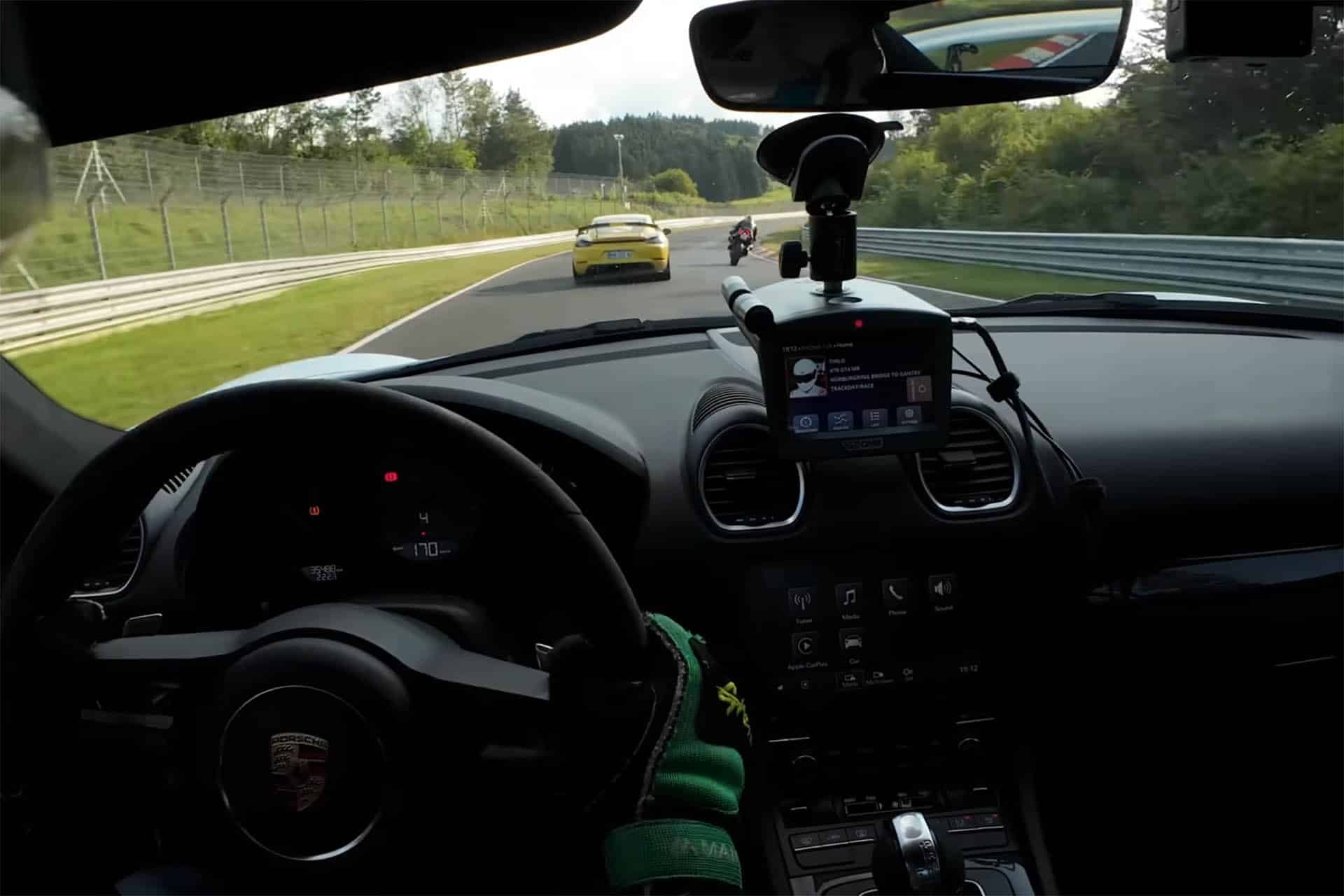 El Porsche busca el exterior en una zona complicada