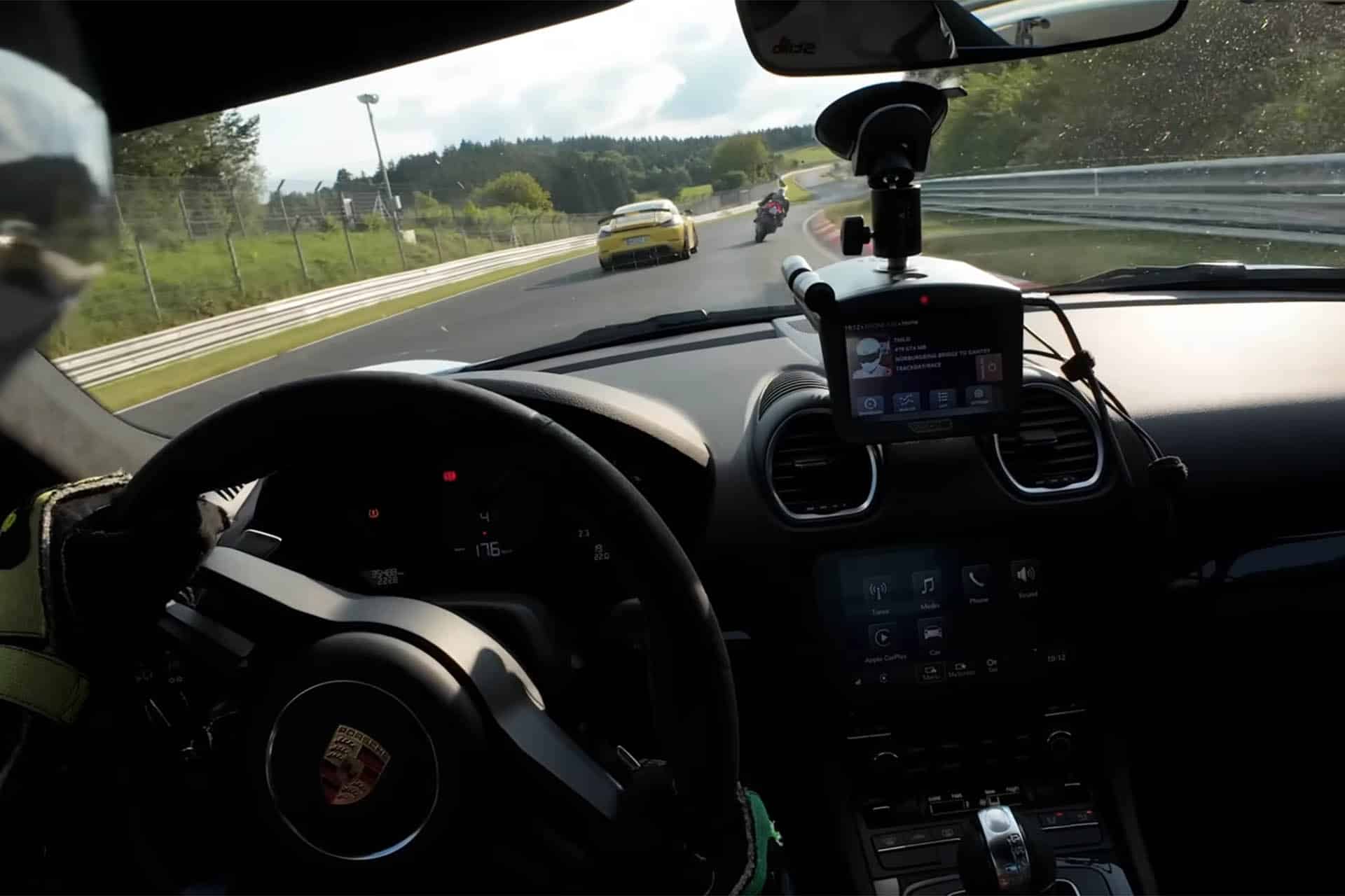 La Ducati va trazando y no se percata del coche