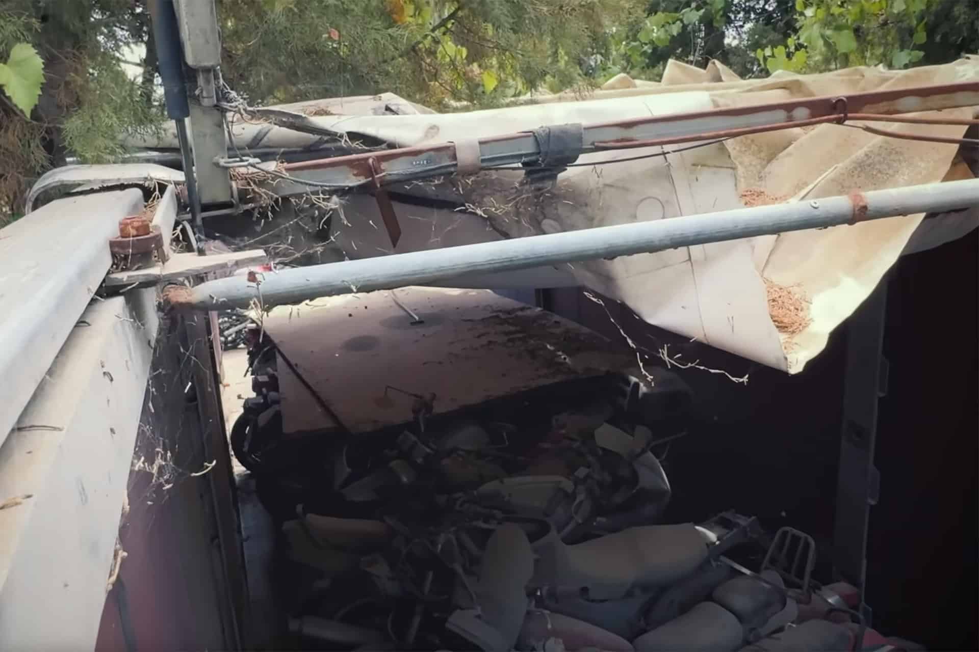 Se aprecia claramente que las motos llevan años abandonadas a su suerte