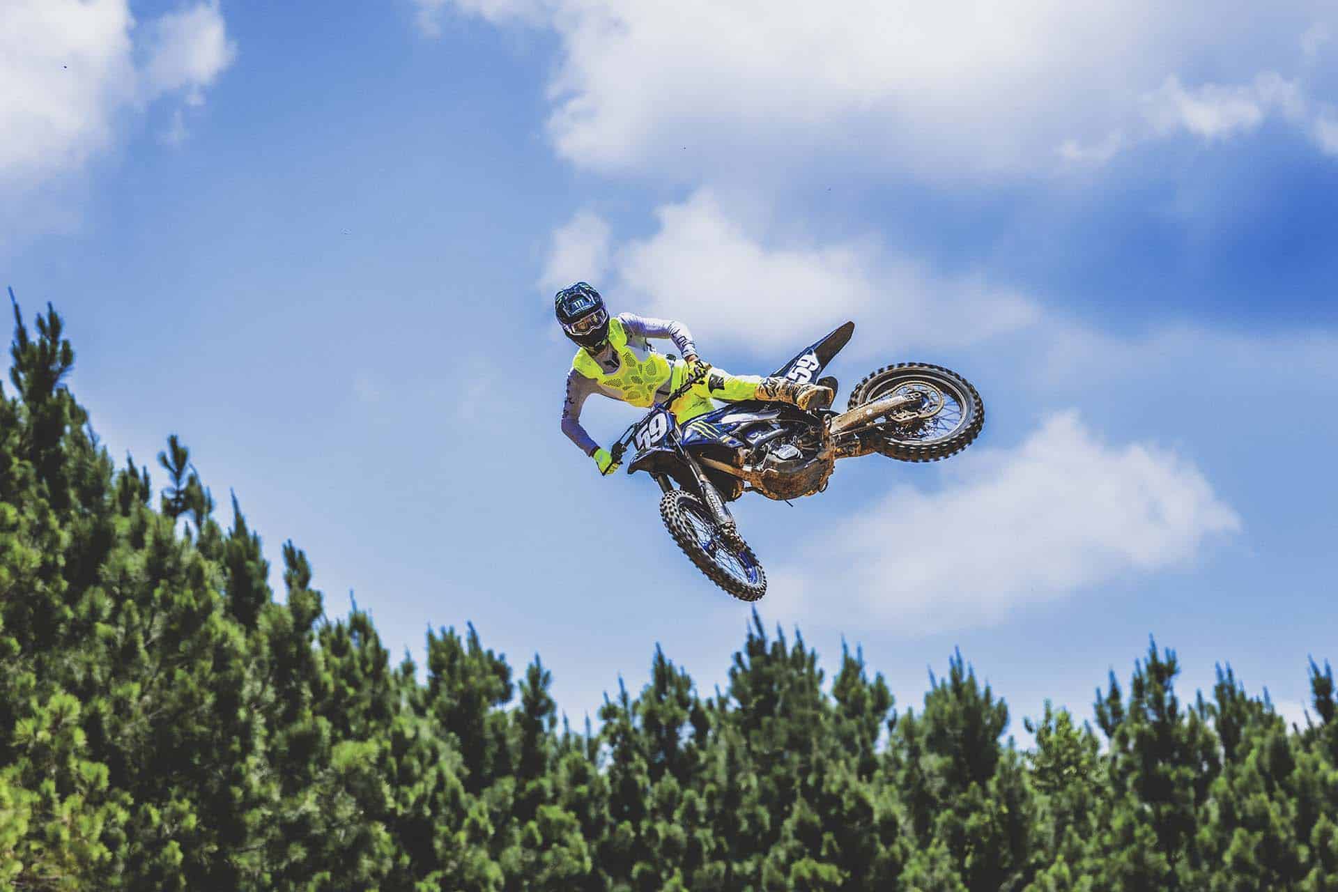 El casco está disponible en fibra de carbono y también de vídrio