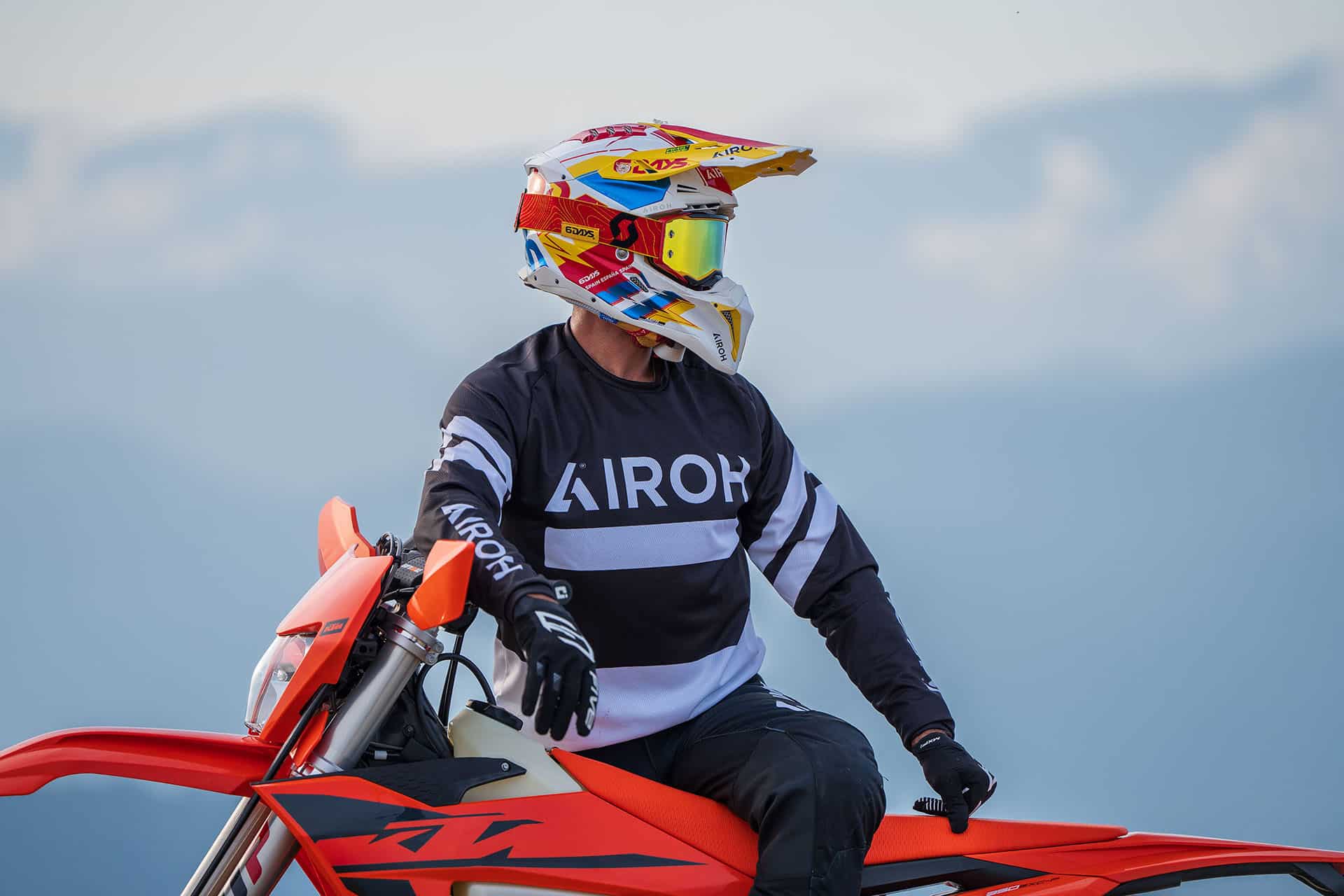 El casco conmemora la celebración de los ISDE 2024