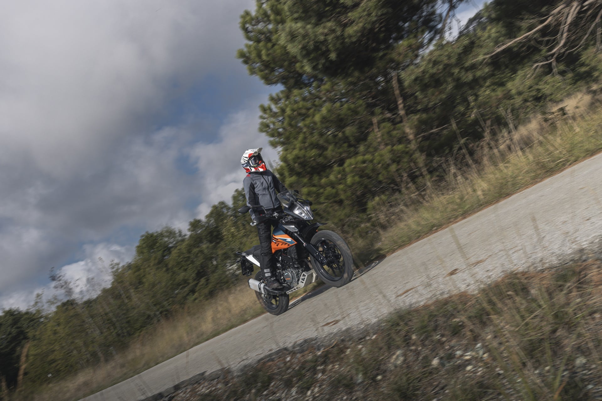 Podium Hydroscud, la nueva chaqueta impermeable de T.ur ideal para la práctica del Offroad