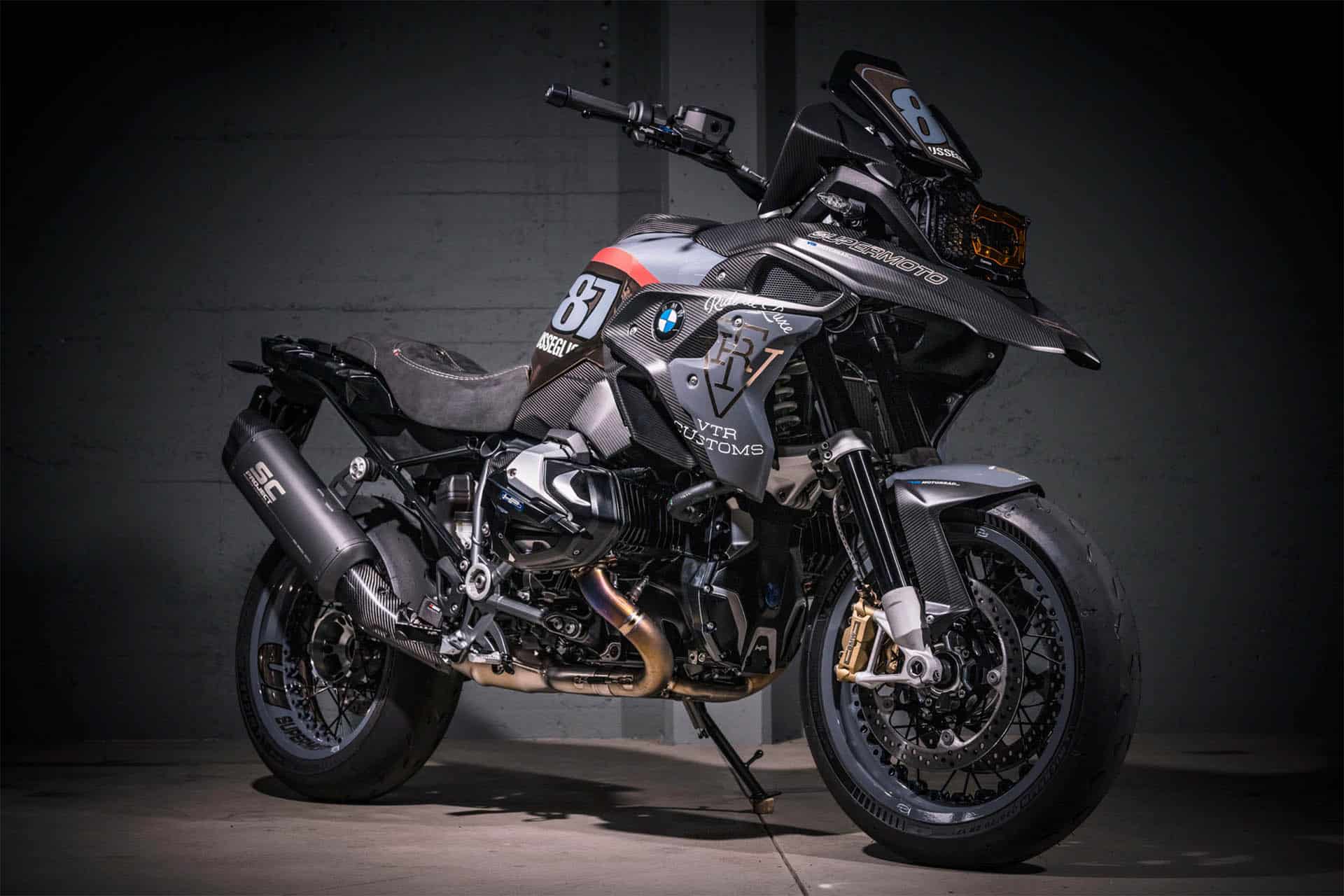 La moto es 8 kg más ligera gracias al uso del carbono