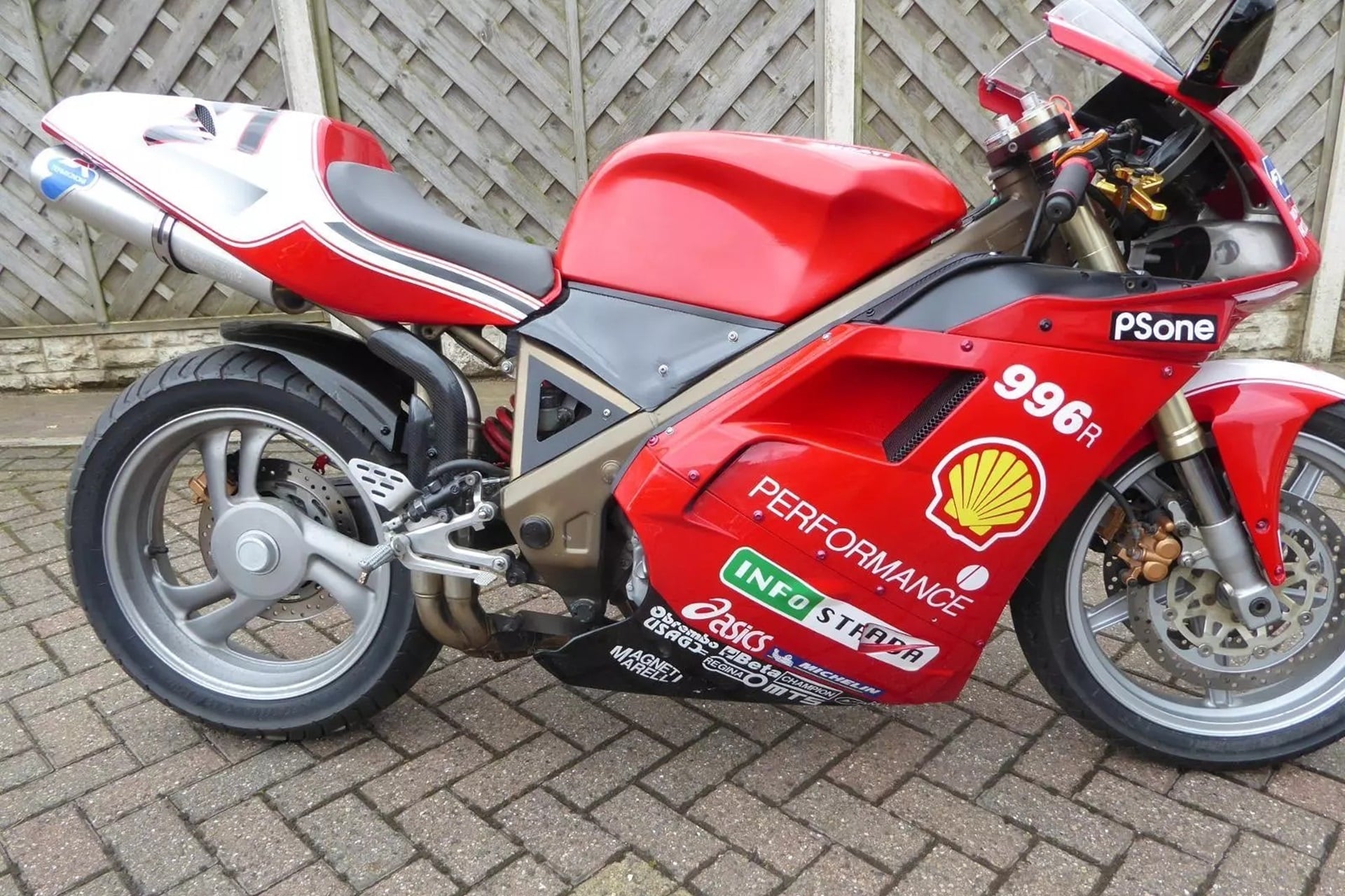 Ducati 996 "japonizada", o como darle un toque italiano a una Honda NTV600 Revere