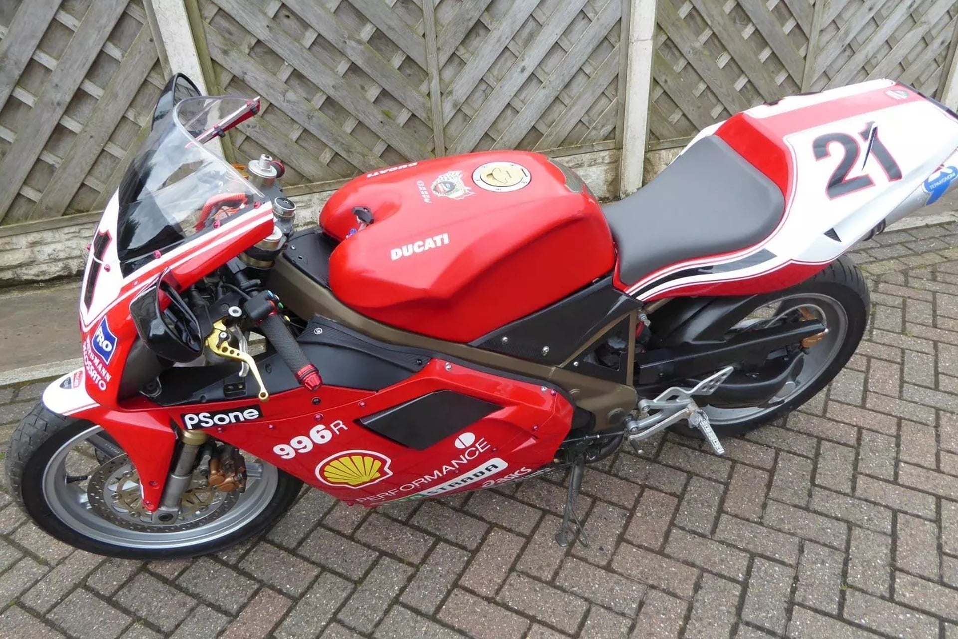 Ducati 996 "japonizada", o como darle un toque italiano a una Honda NTV600 Revere