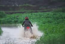 Sorprende ver la moto circulando dentro del agua