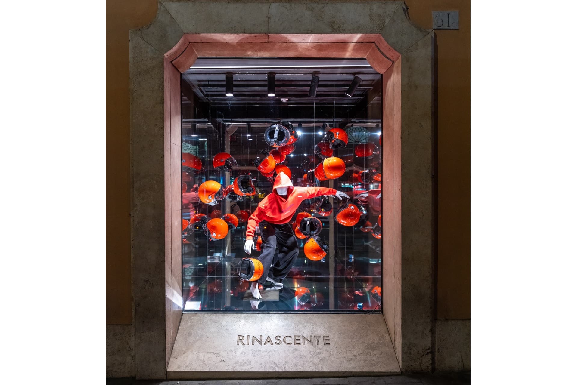 Vespa viste la fachada de la Rinascente de Roma con su estilo innovador y atemporal