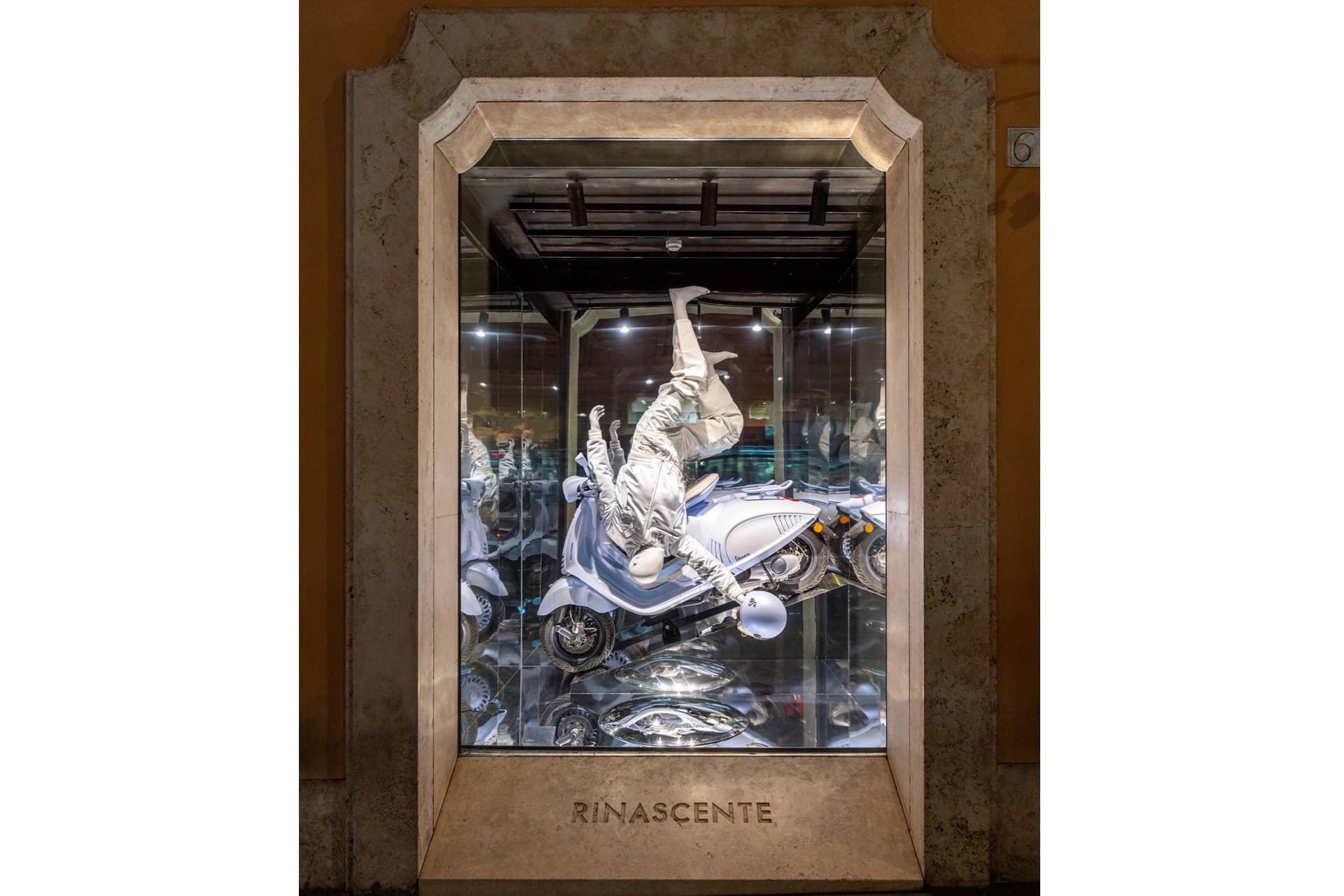 Vespa viste la fachada de la Rinascente de Roma con su estilo innovador y atemporal