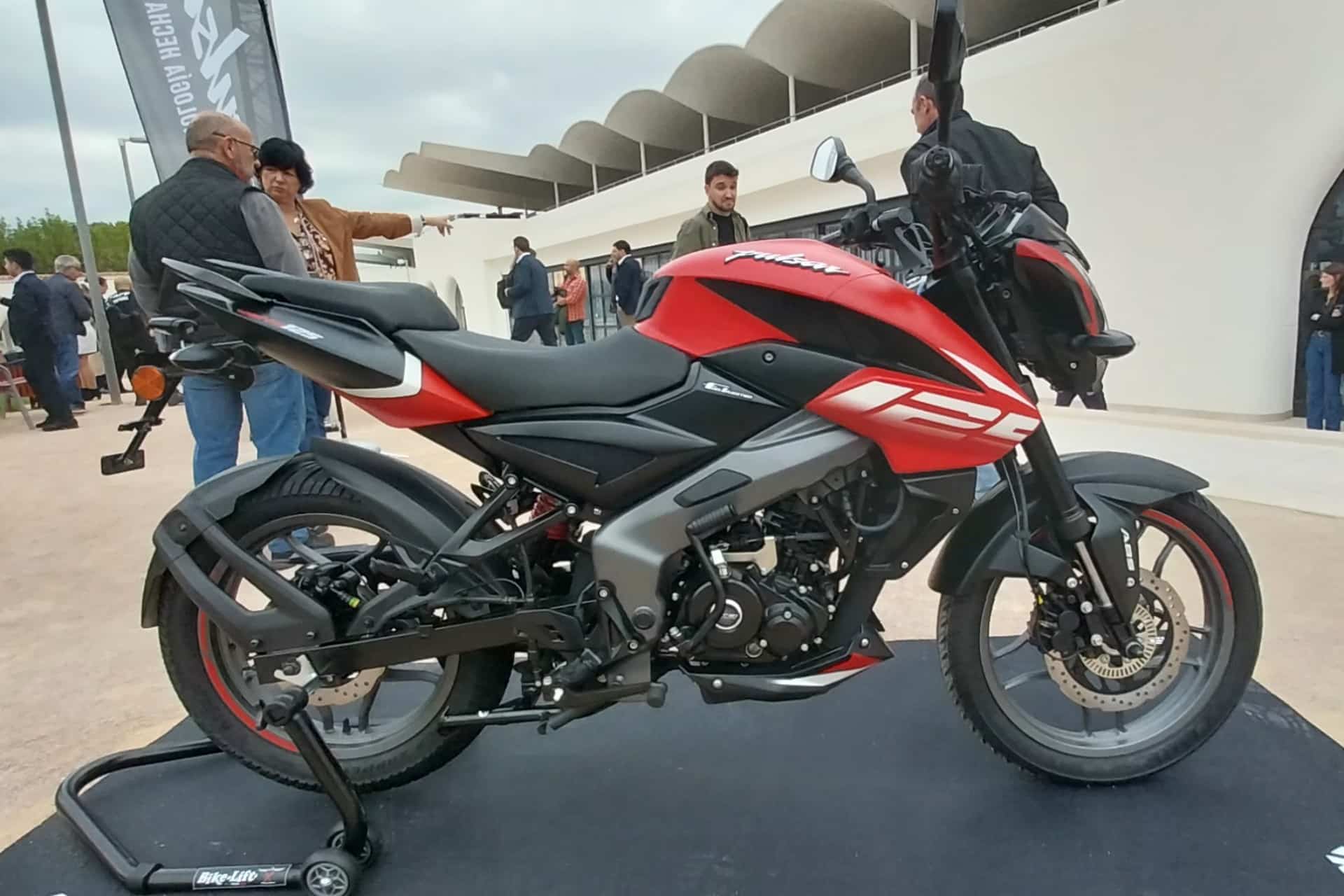 Bajaj Auto presentación en España