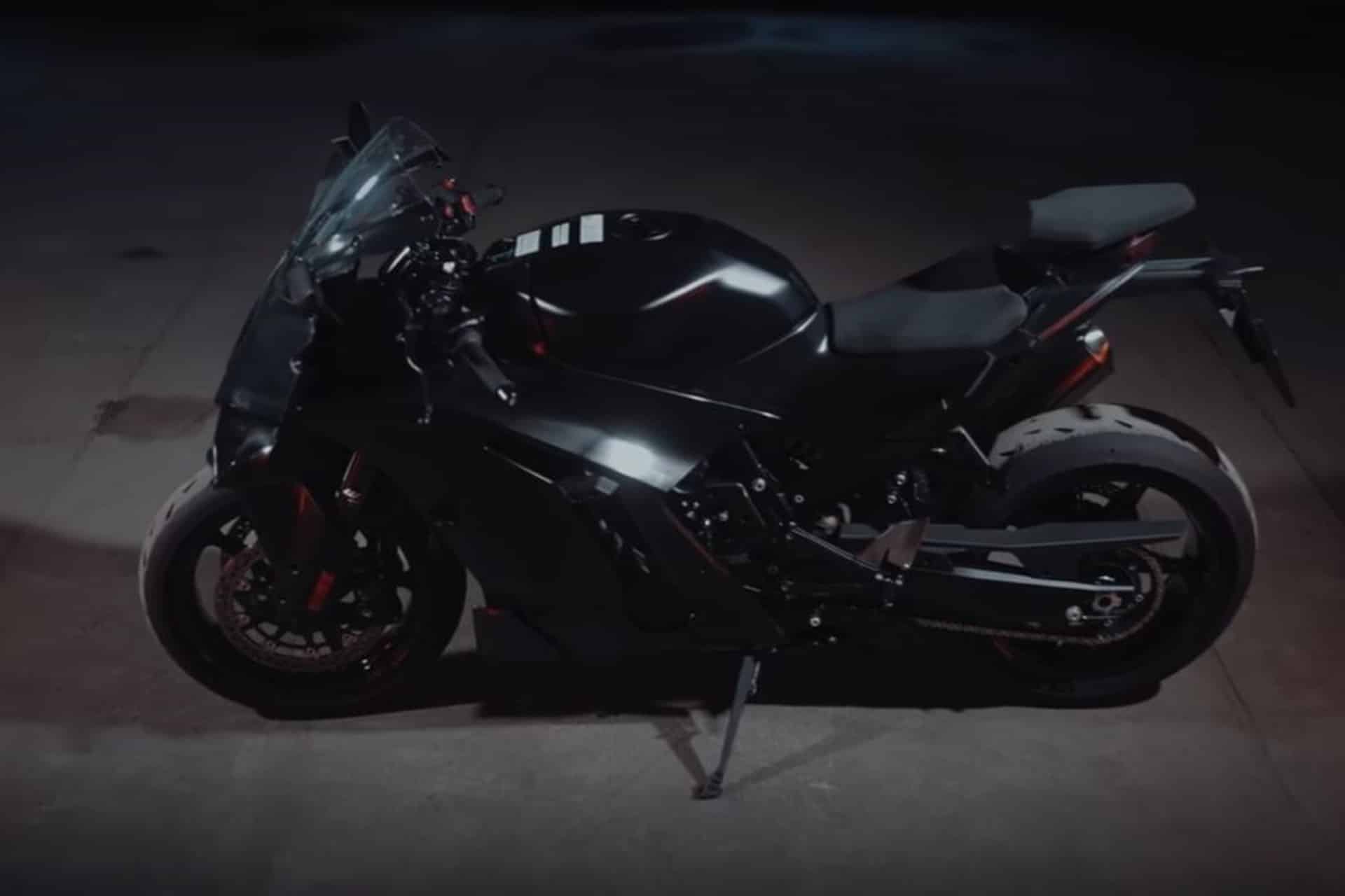 La KTM 990 RC R se muestra "a pelo" antes de debutar en EICMA 2024