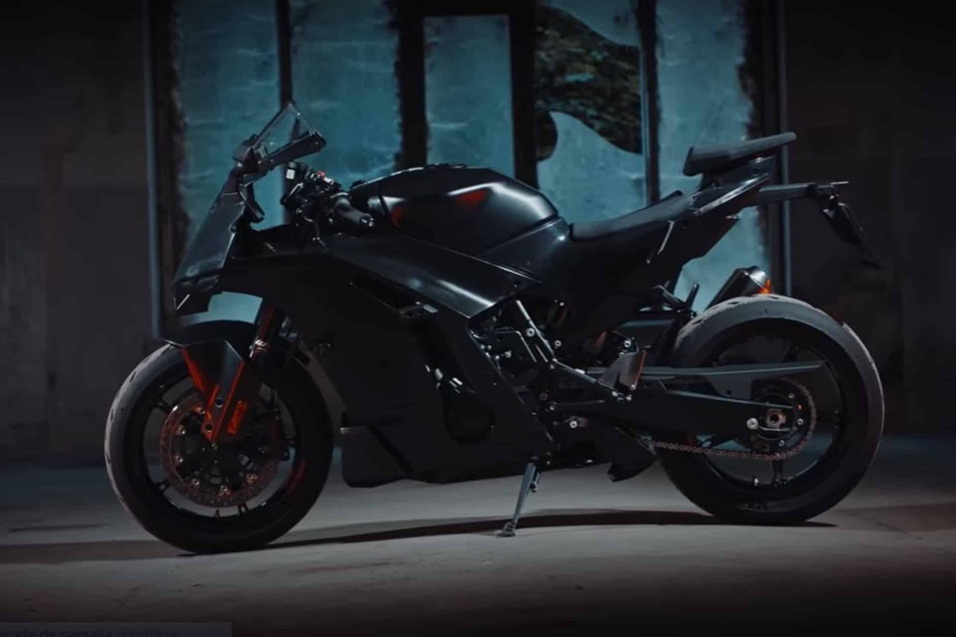 La KTM 990 RC R se muestra "a pelo" antes de debutar en EICMA 2024