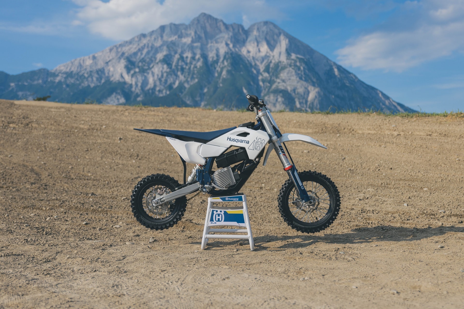 Husqvarna presenta su nueva EE 5 2025: Más rendimiento y tiempo de pilotaje