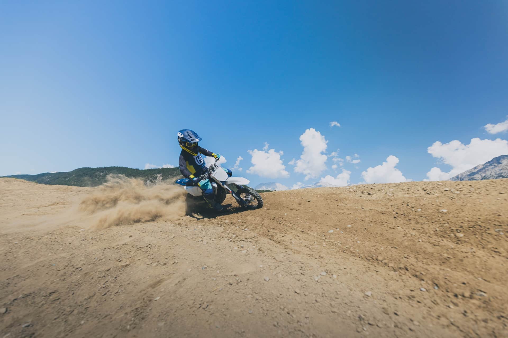 Husqvarna presenta su nueva EE 5 2025: Más rendimiento y tiempo de pilotaje