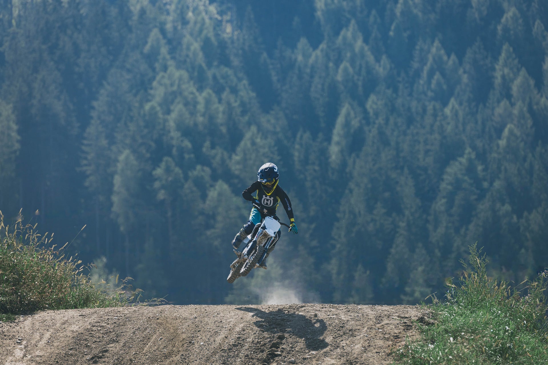 Husqvarna presenta su nueva EE 5 2025: Más rendimiento y tiempo de pilotaje