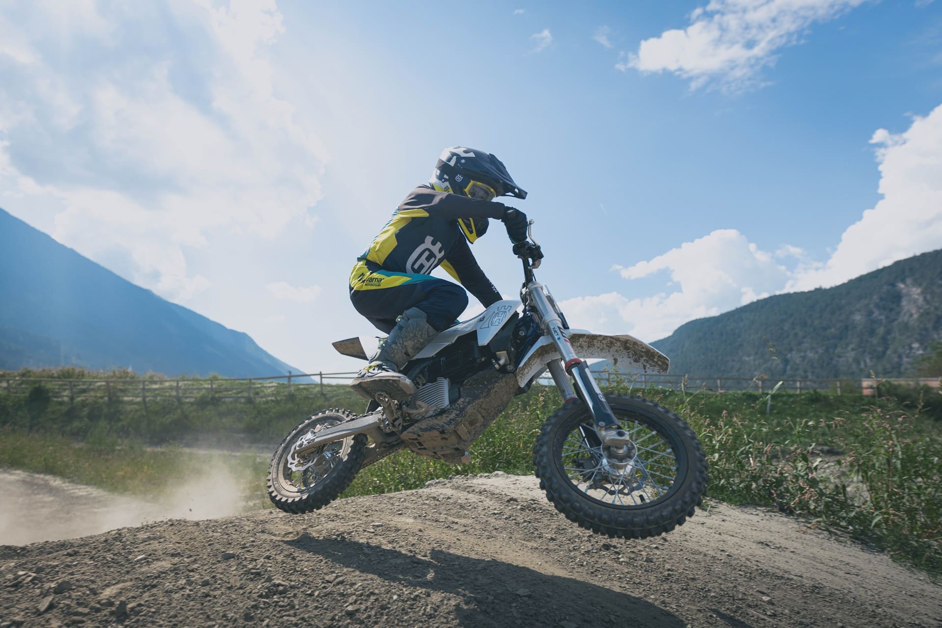 Husqvarna presenta su nueva EE 5 2025: Más rendimiento y tiempo de pilotaje